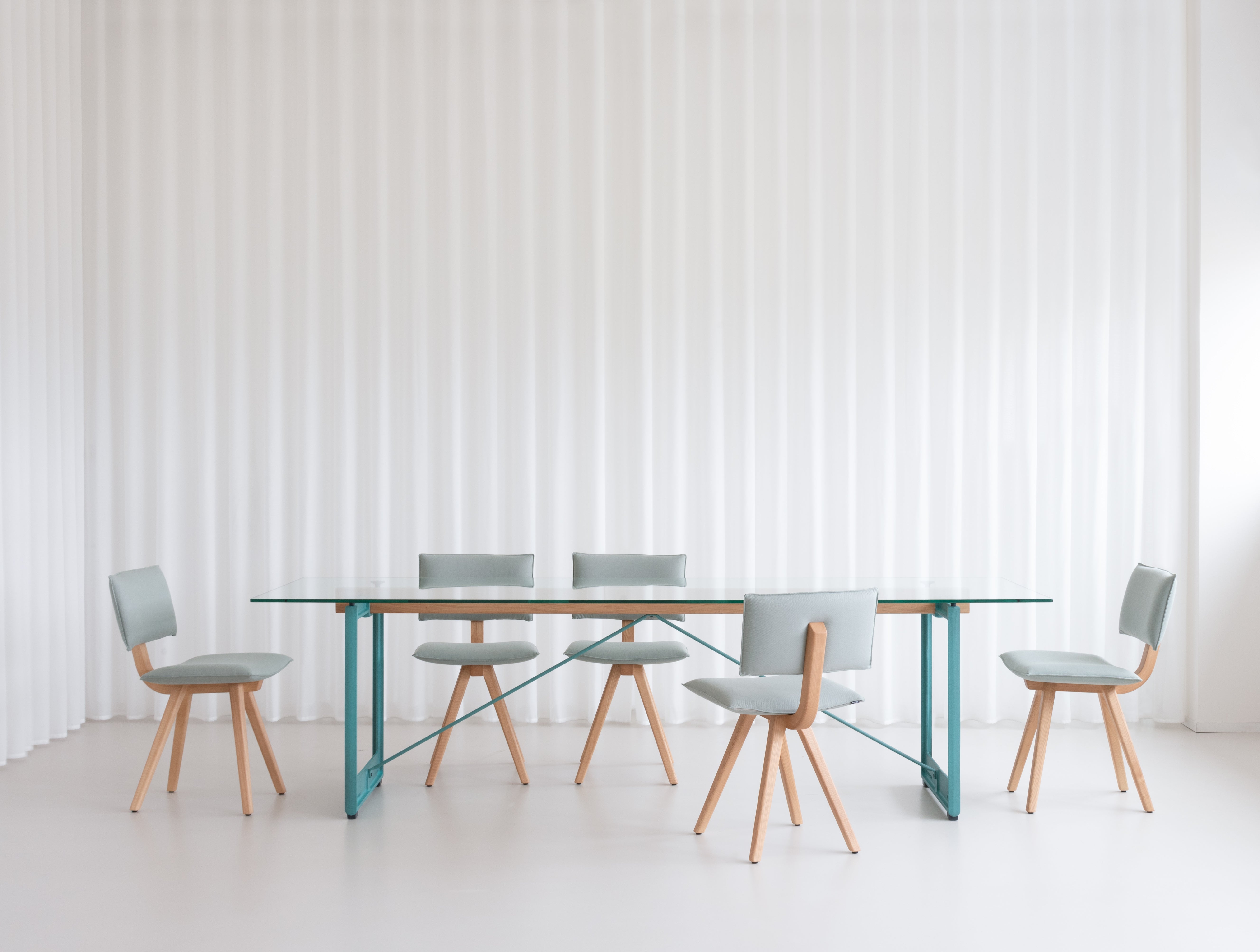 TRAVE upholstered chair with a light ash base