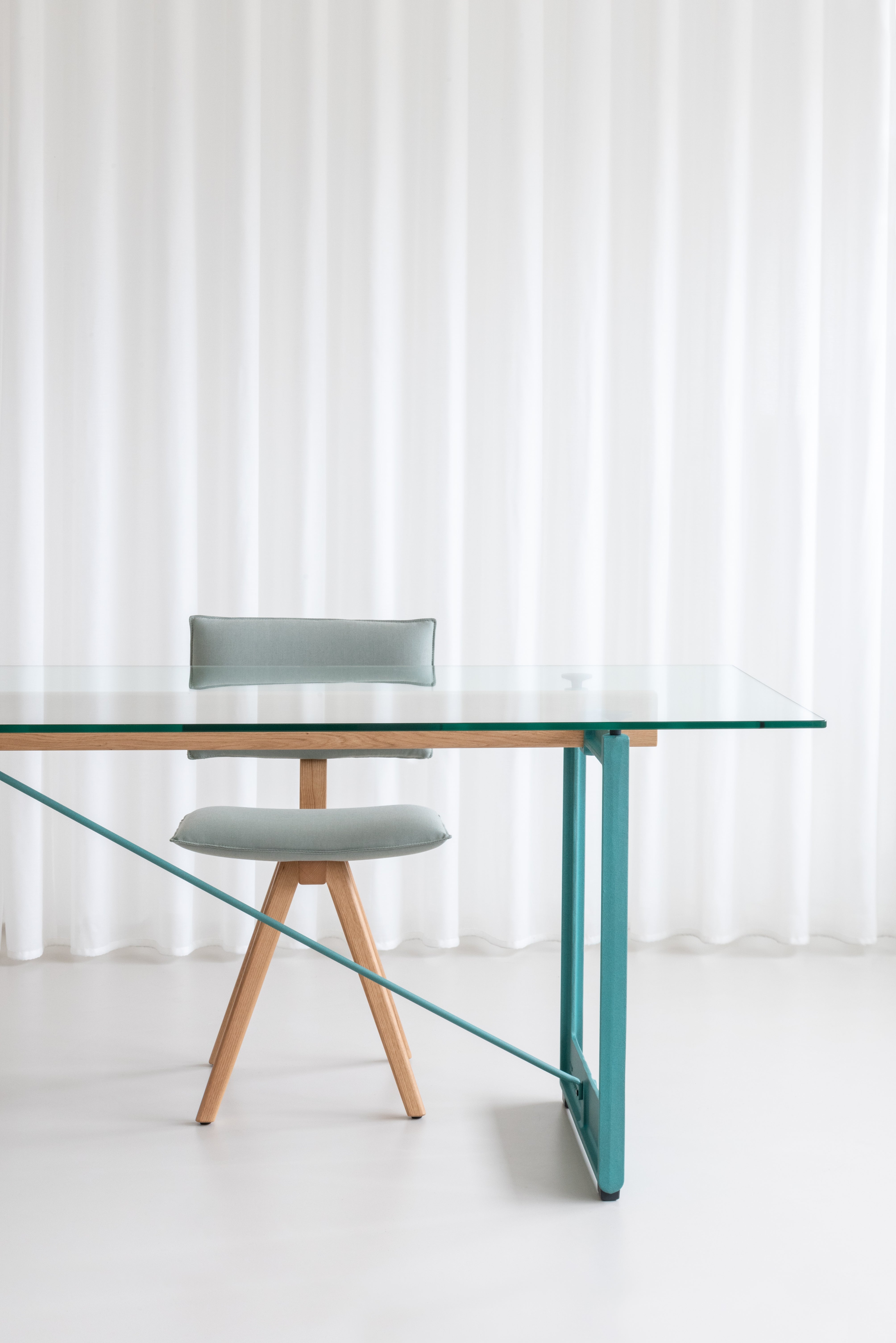 BRUT table with turquoise base