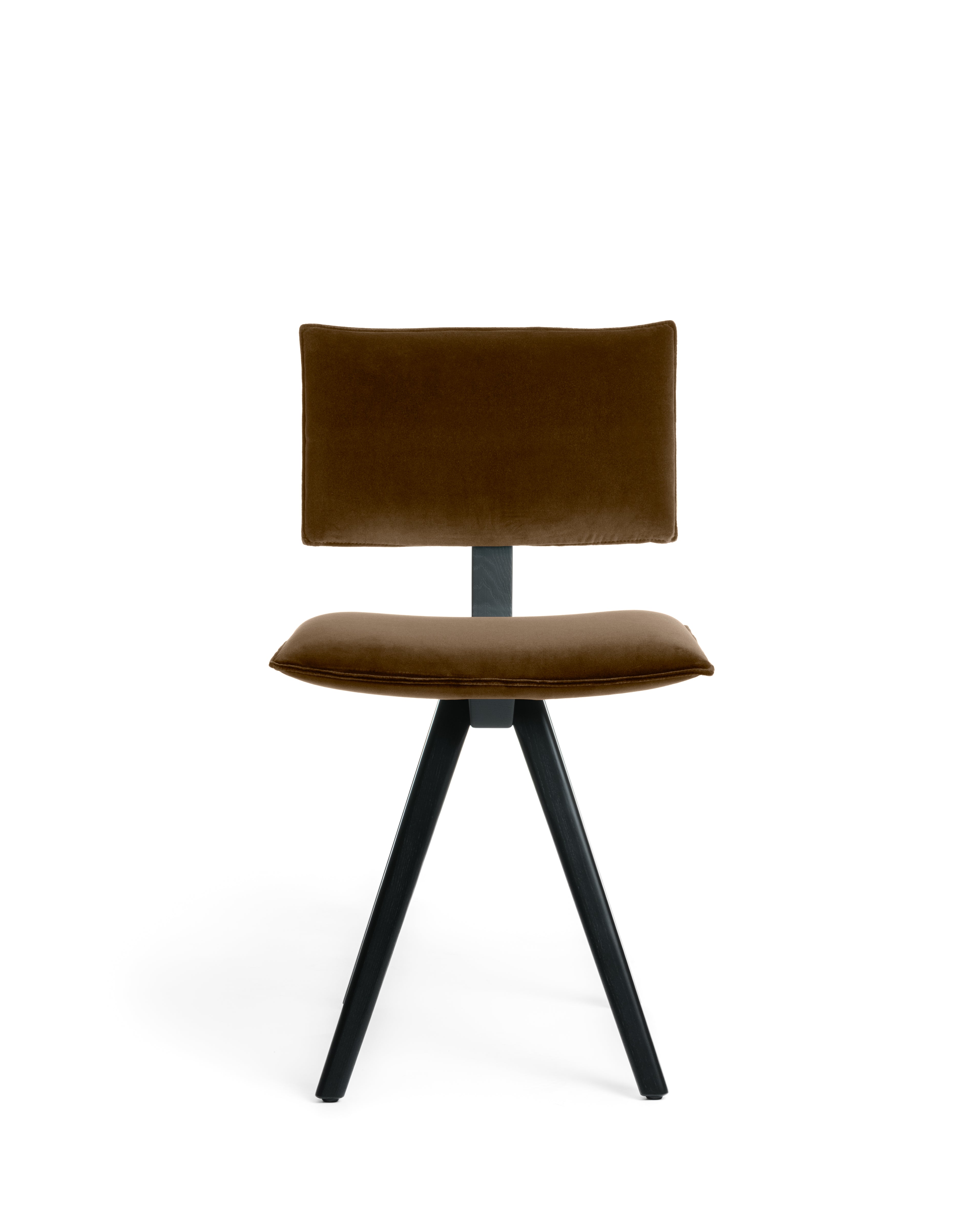 Čalouněné křeslo TRAVE s černou jasanovou základnou