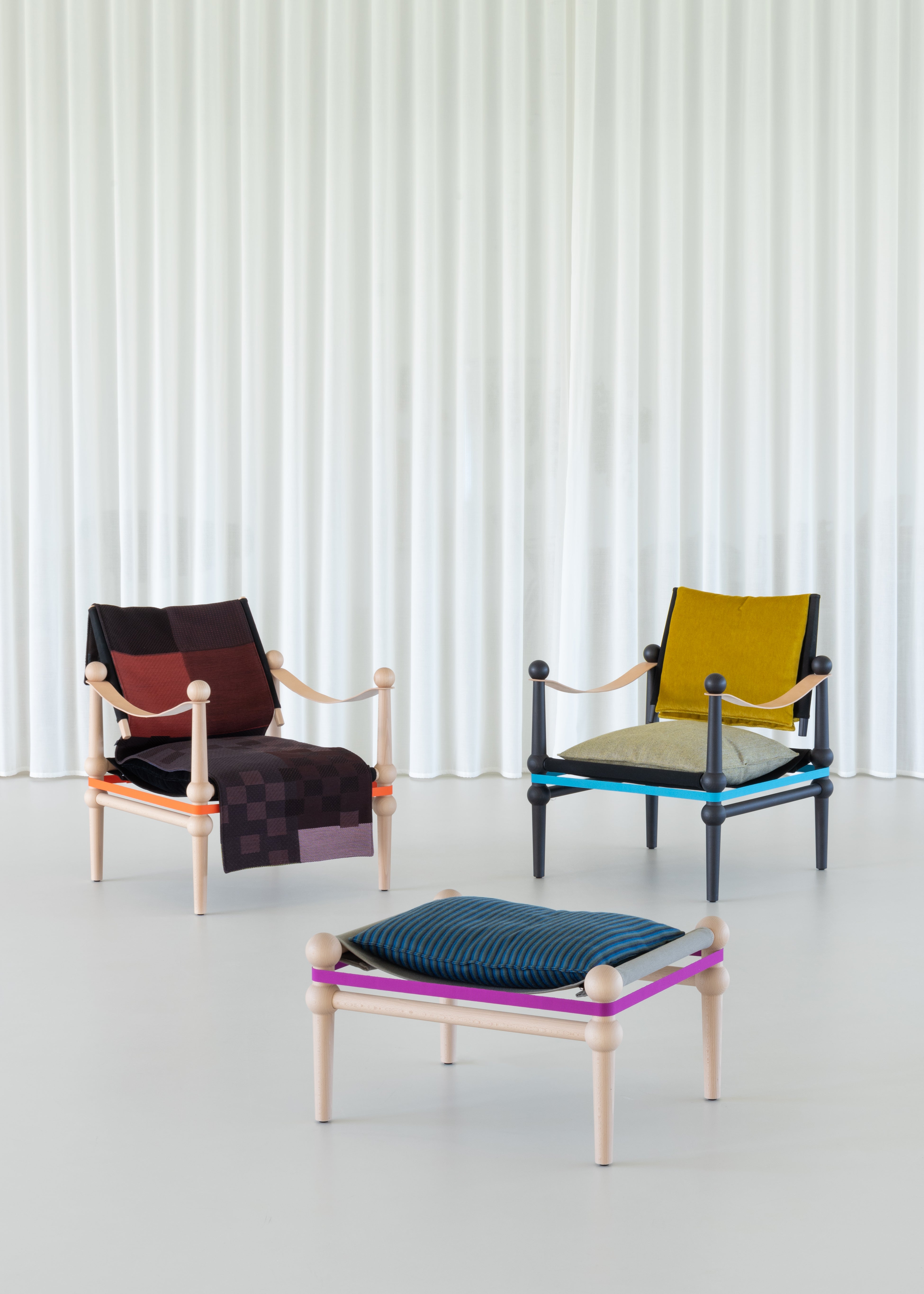 Křeslo z kocem TWAIN hnědo-fialové s jasným bukovým podstavcem