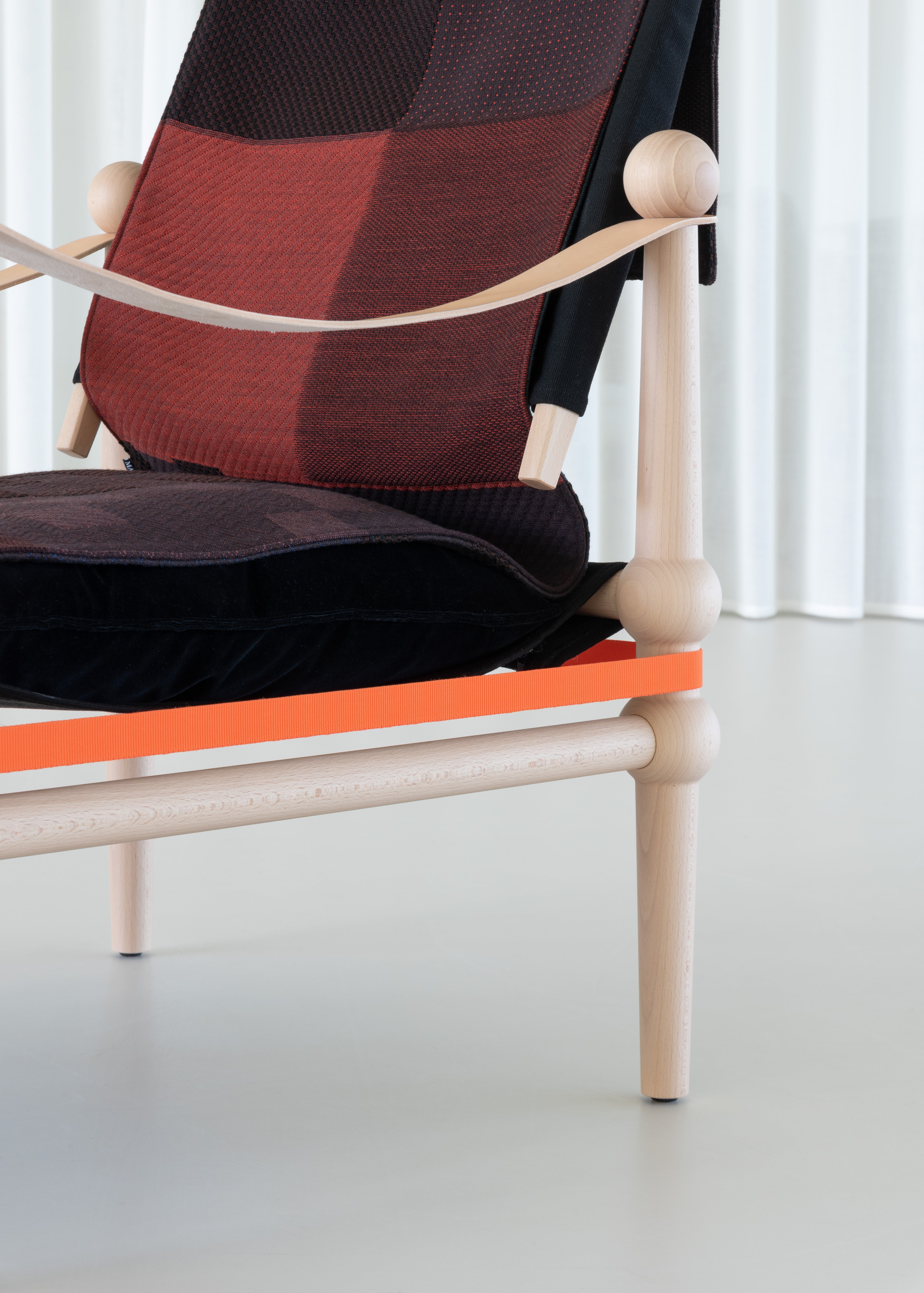 Křeslo z kocem TWAIN hnědo-fialové s jasným bukovým podstavcem