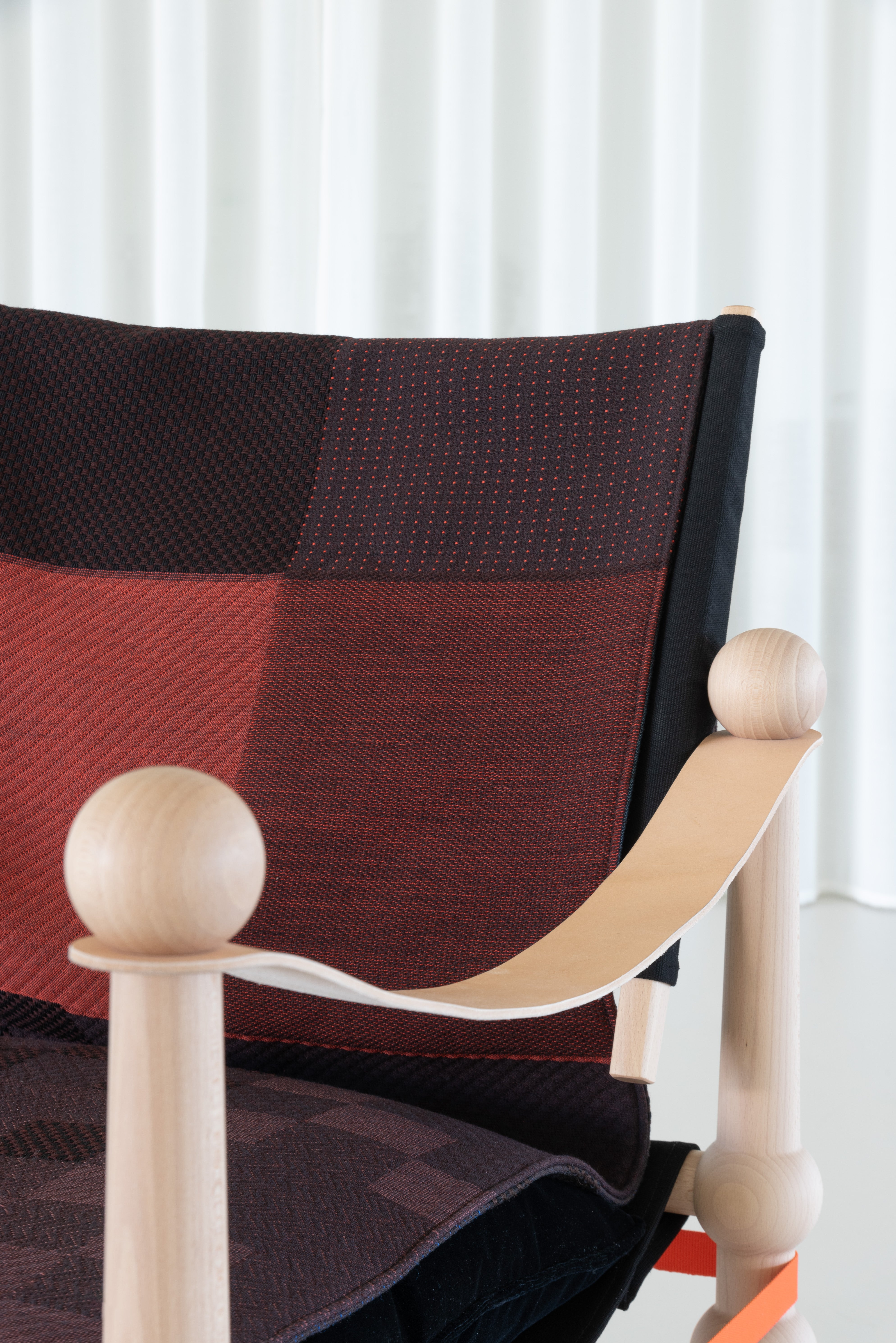 Křeslo z kocem TWAIN hnědo-fialové s jasným bukovým podstavcem