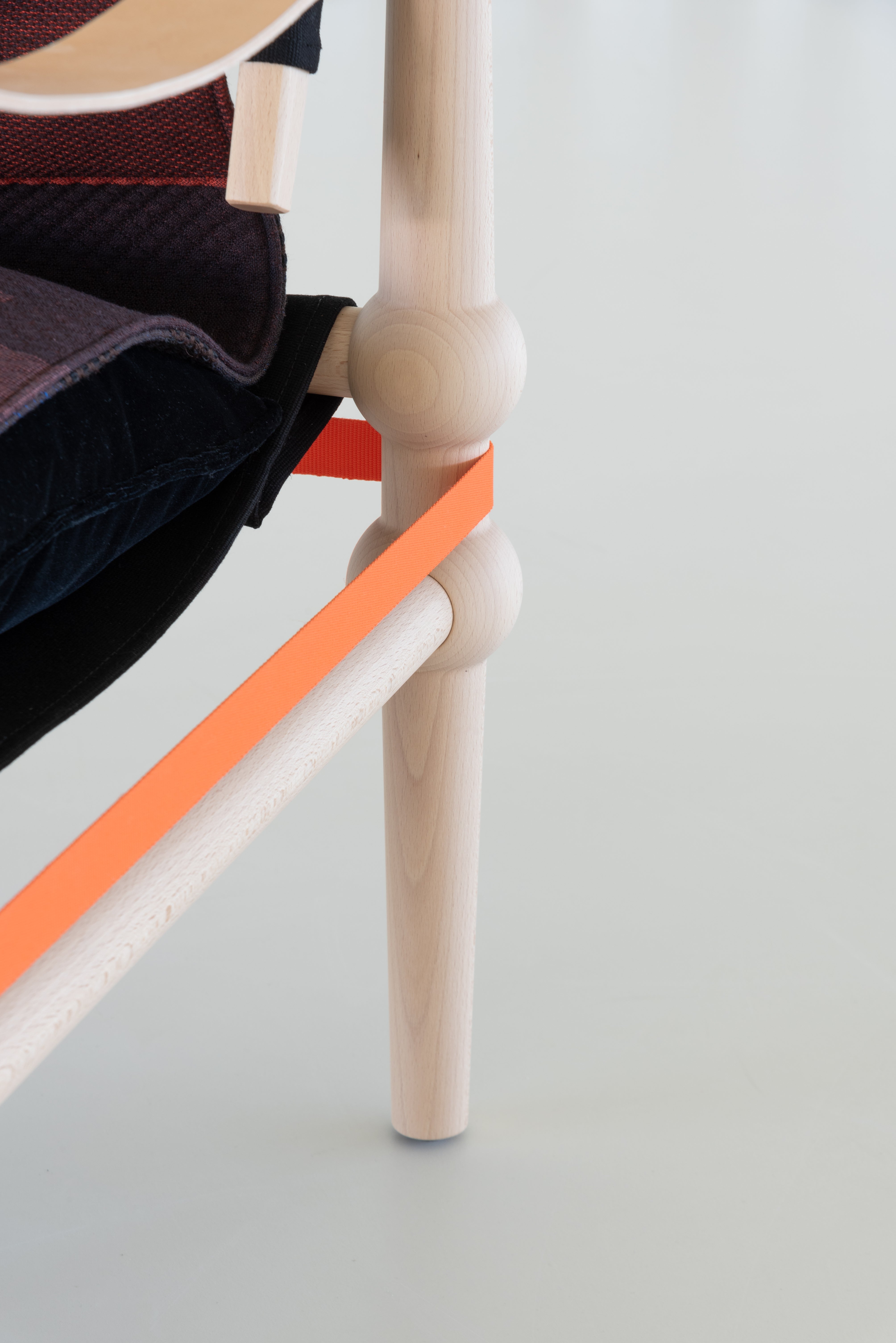 Křeslo z kocem TWAIN hnědo-fialové s jasným bukovým podstavcem