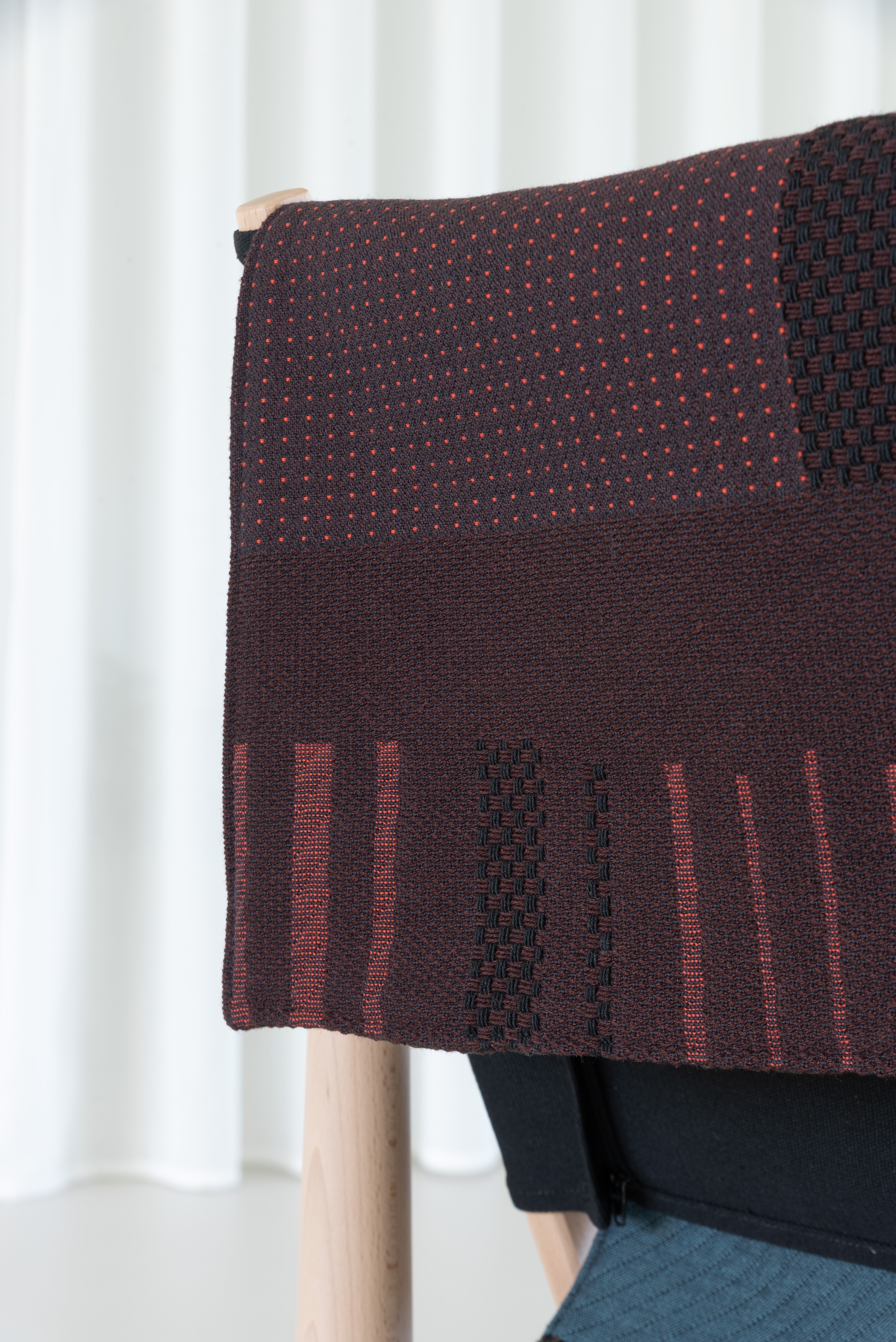 Křeslo z kocem TWAIN hnědo-fialové s jasným bukovým podstavcem