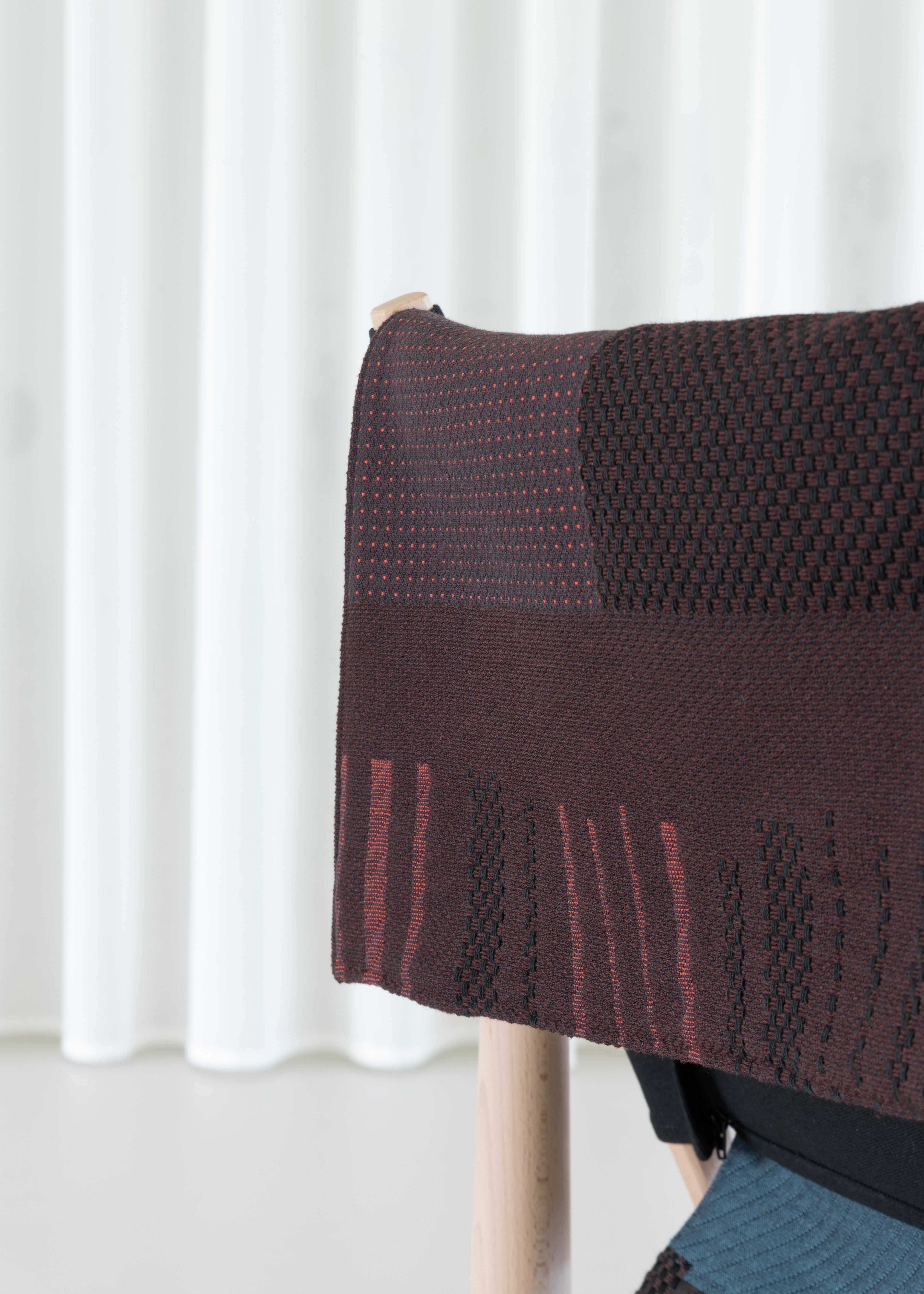 Křeslo z kocem TWAIN hnědo-fialové s jasným bukovým podstavcem