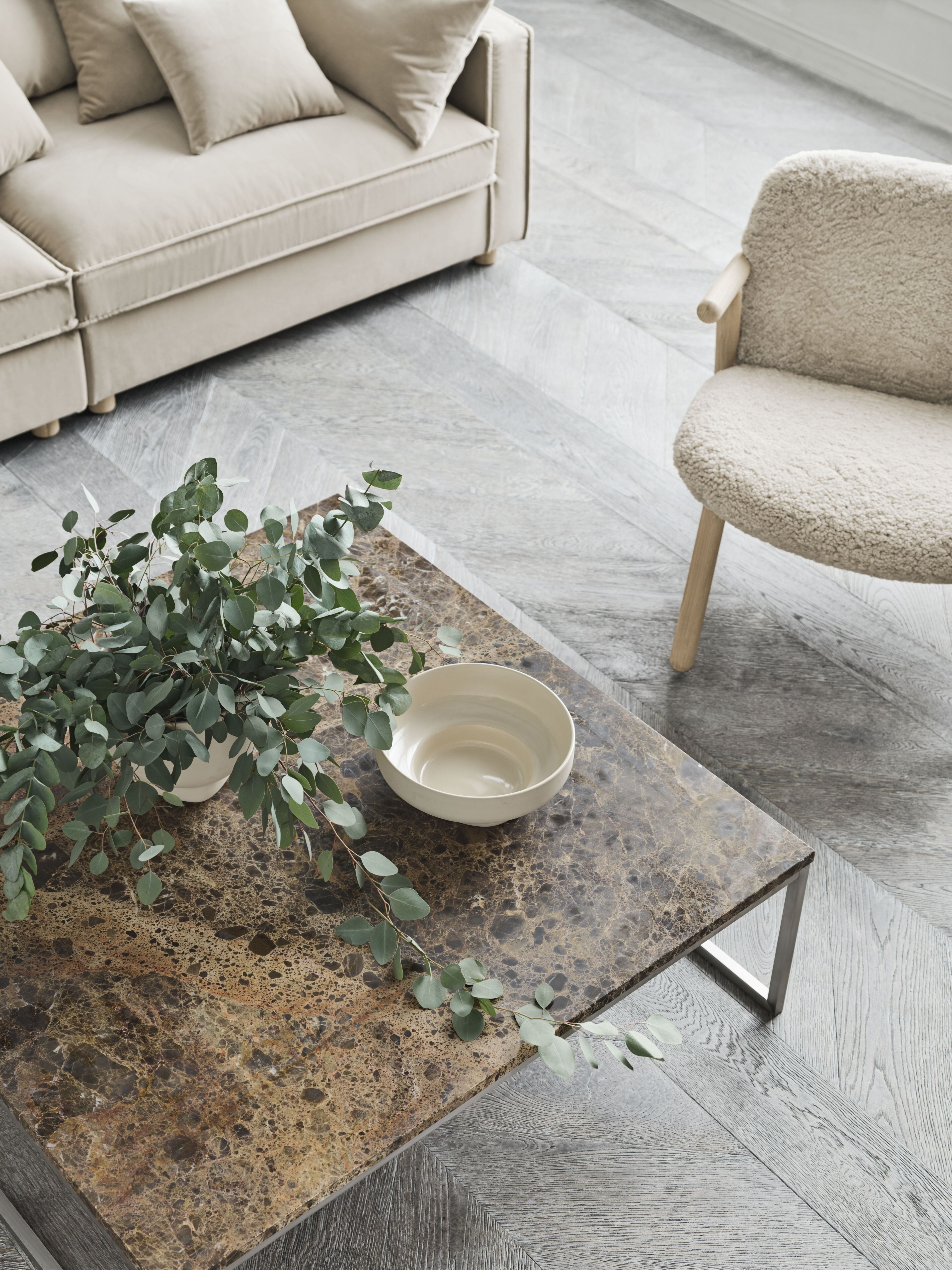 Křeslo COSH s podstavou z dubového dřeva