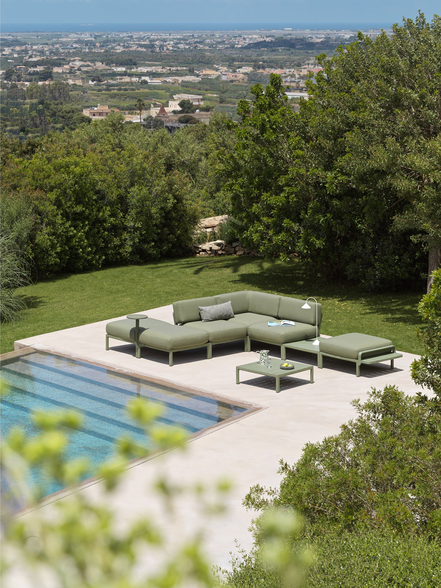 MAXIMO Outdoor Pearl Pouf with Green Base