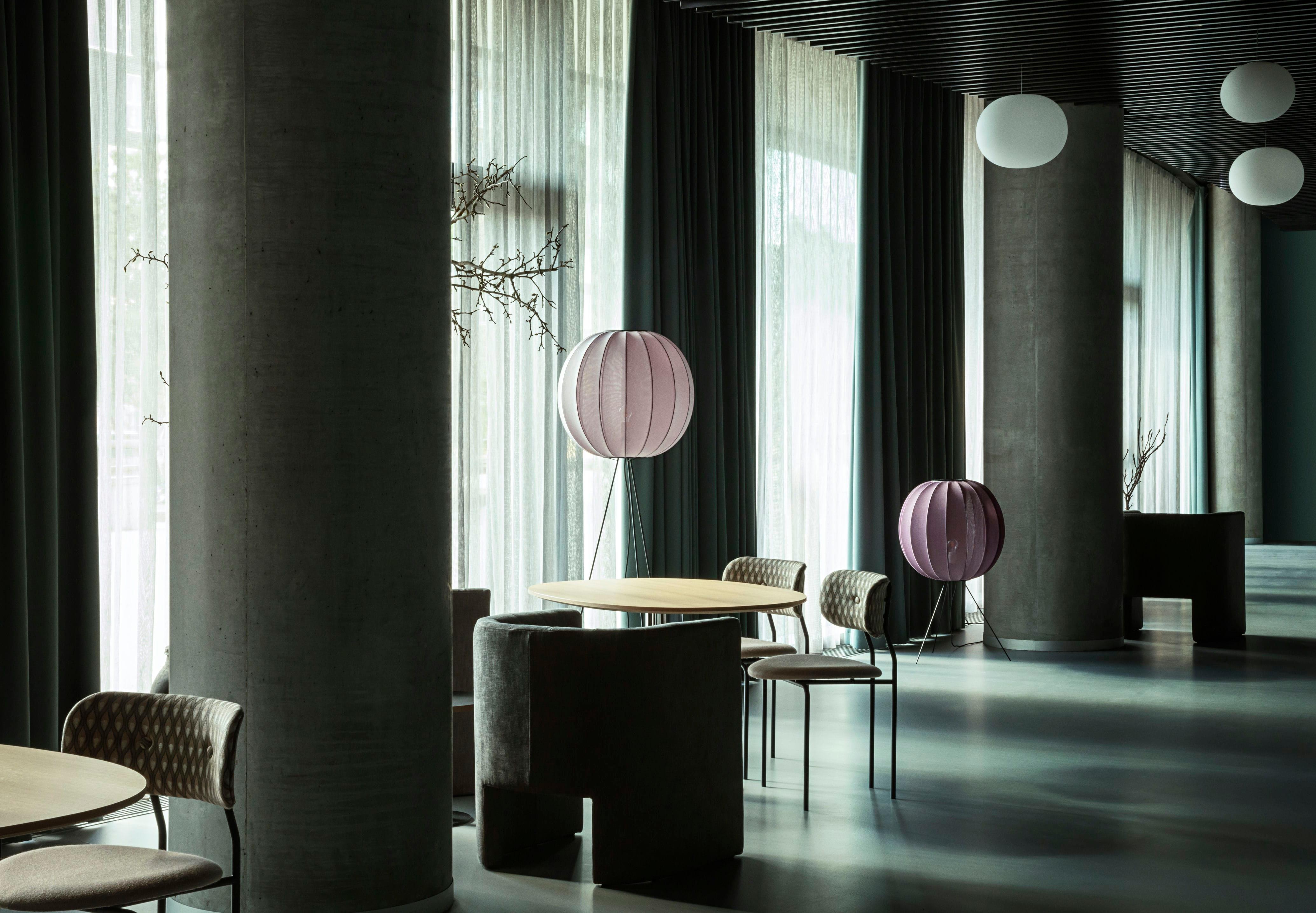 Nízká trojnohá stojací lampa KNIT-WIT šedá