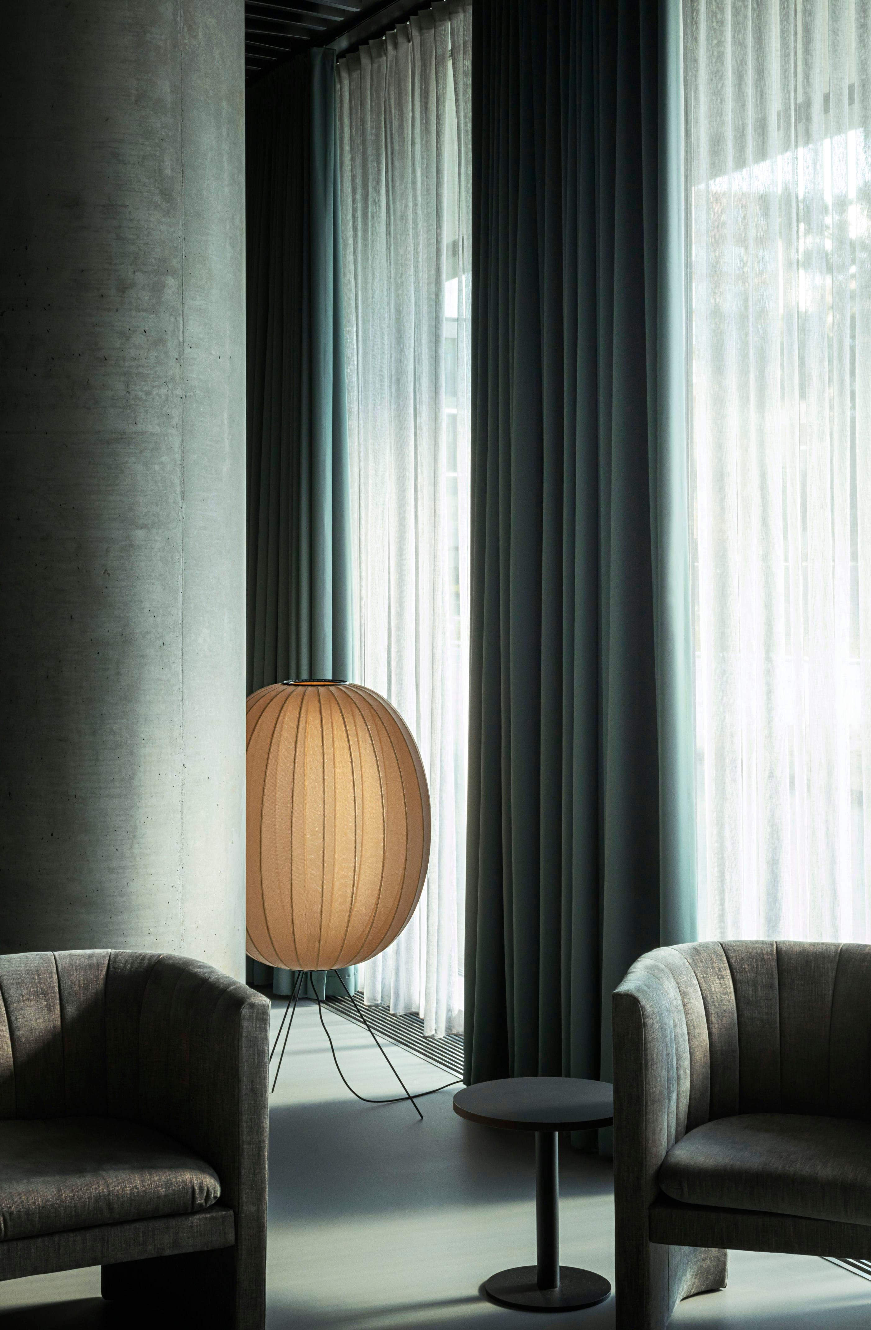 Stojací lampa trojnožka KNIT-WIT korálová