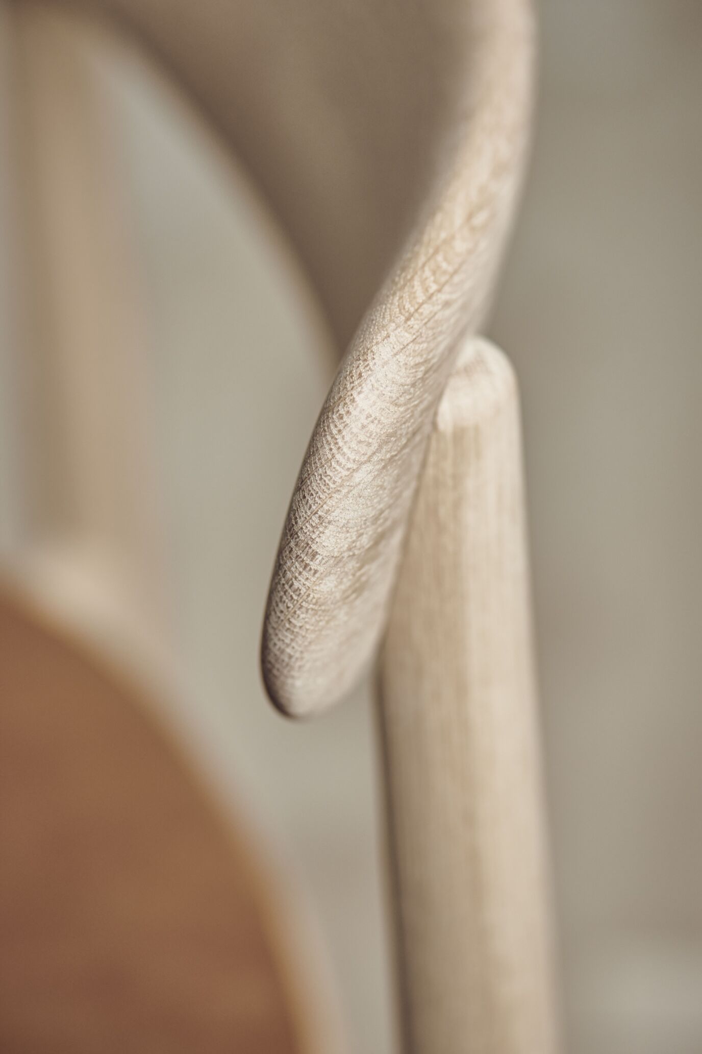 Židle MERGE bělené dubové dřevo