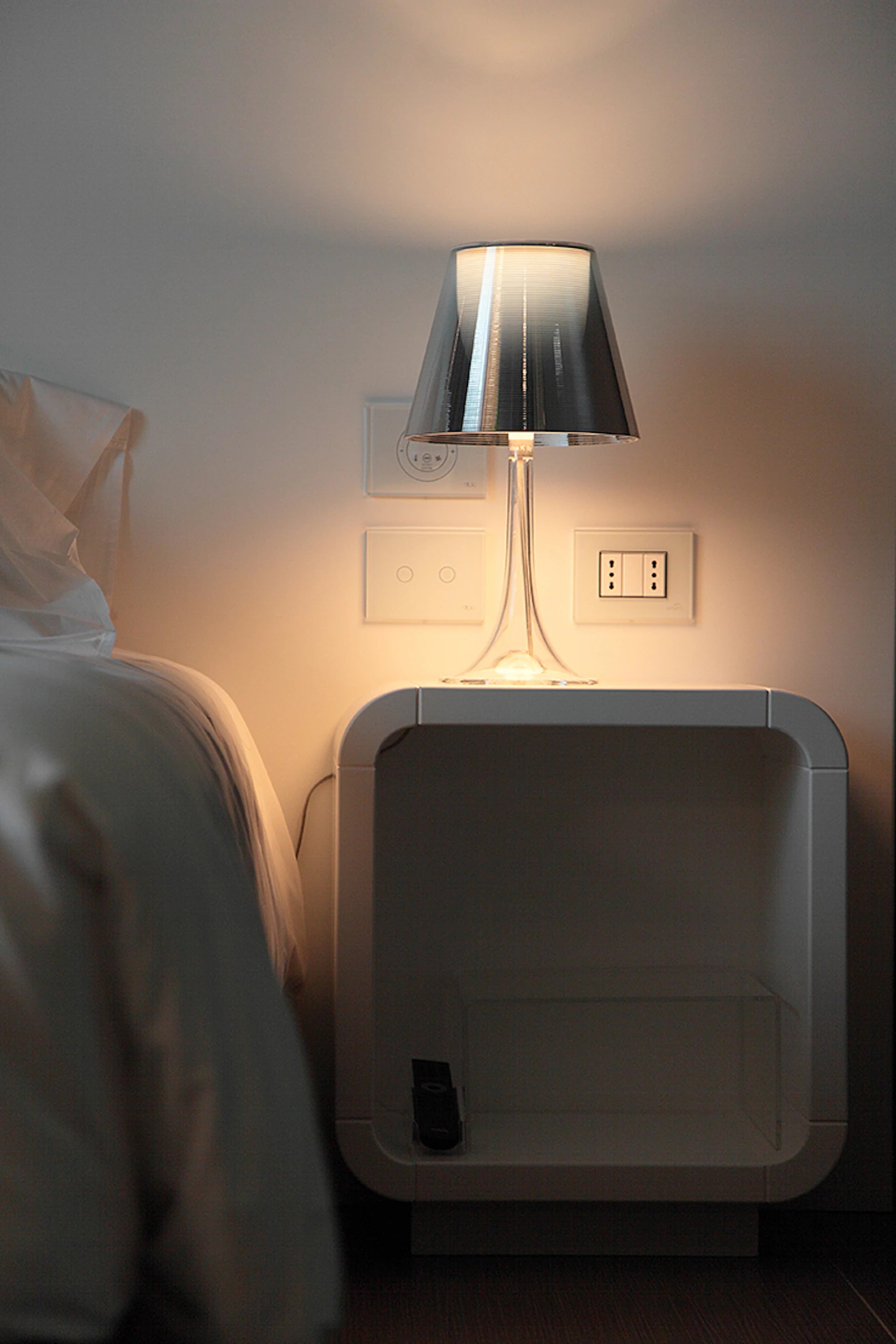 Stolní lampa MISS K s průhledným stínidlem