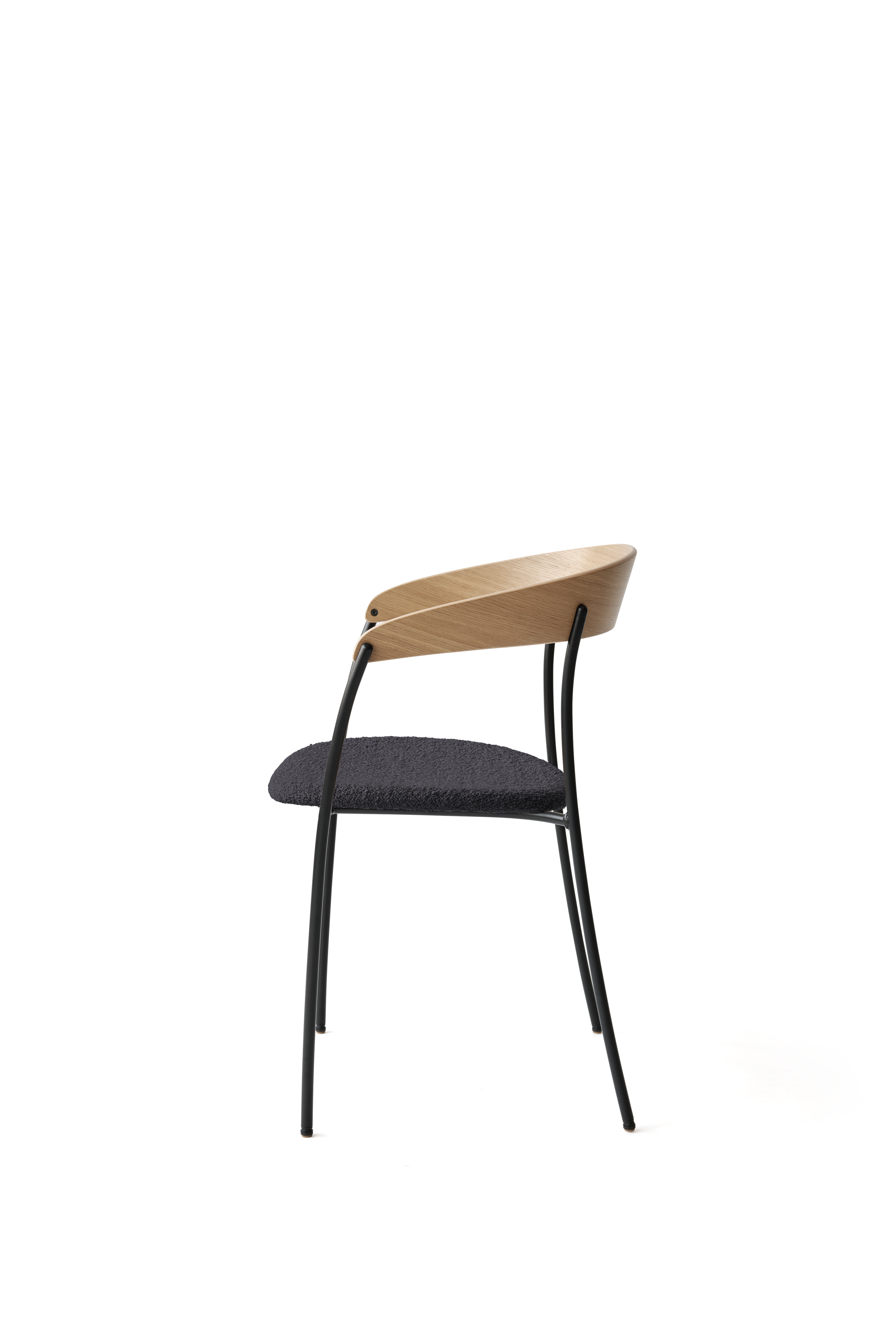 A chair with MISSING AREPHOUSTERS UPHOLSTEMED WITH Oak Veneer