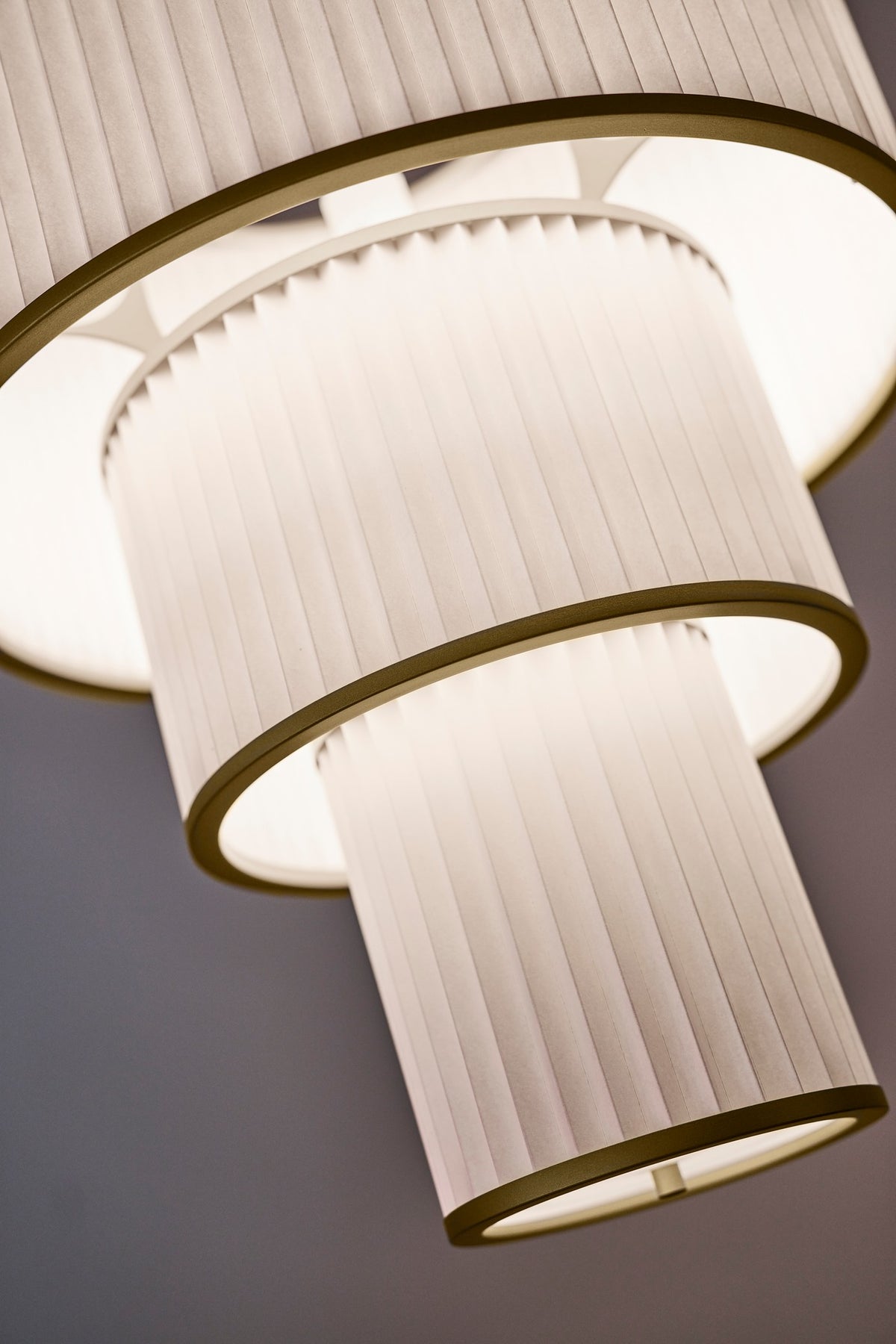 Lampa wisząca MODEL 112 PLIVELLO biały ze złotym – Le Klint