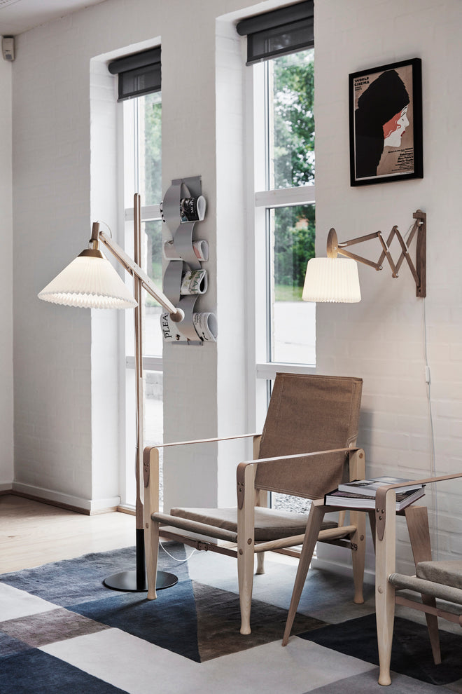 Stojací lampa MODEL 325 bílá s jasně dubovým podstavcem