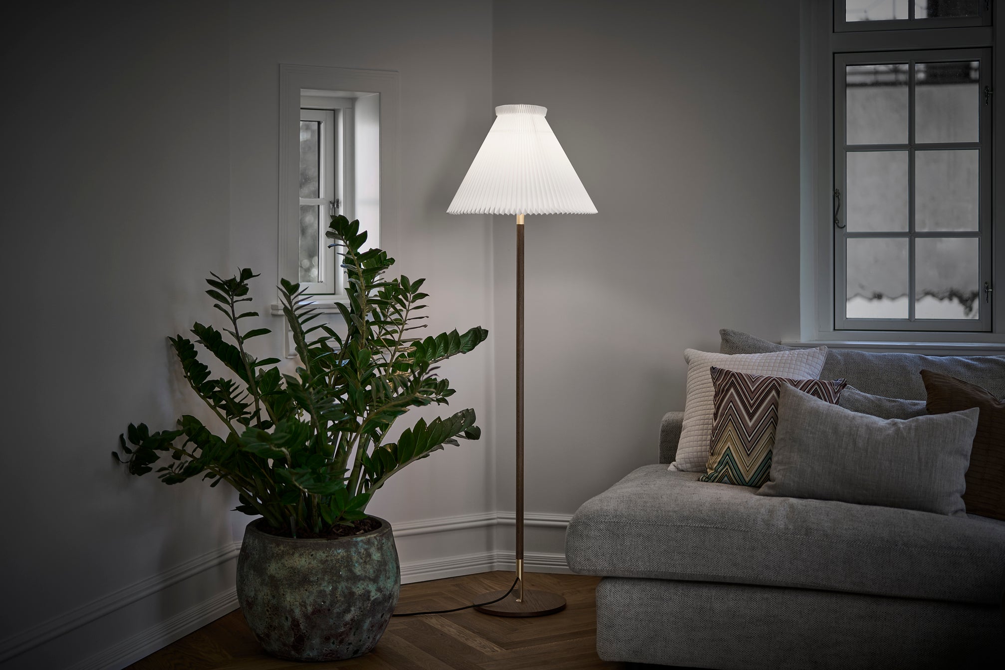 Stojací lampa MODEL 328 LK 80 bílá s tmavě dubovým podstavcem