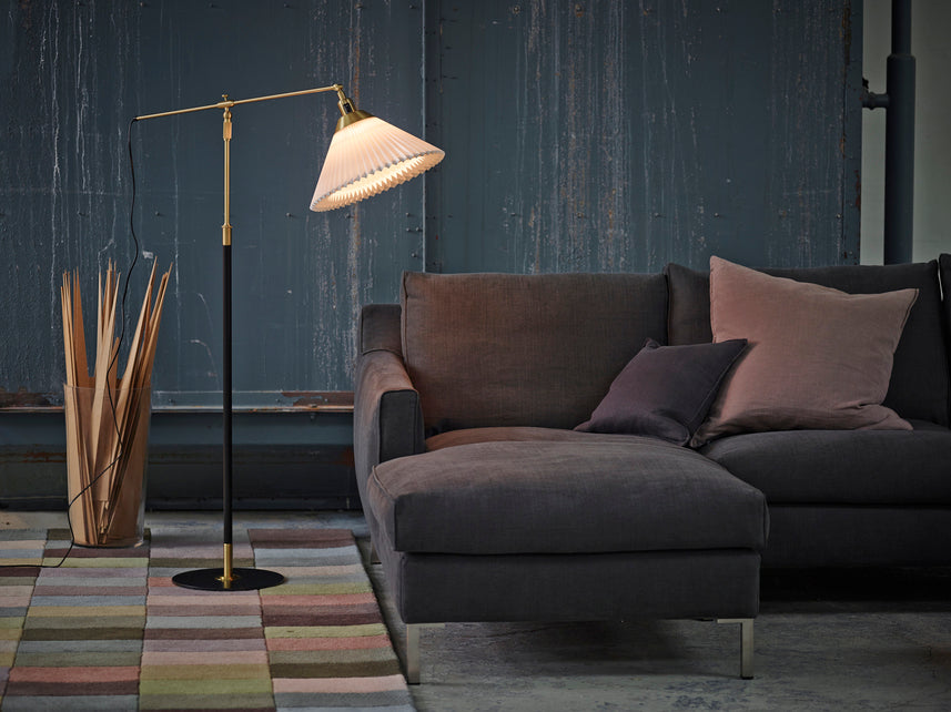 Stojací lampa MODEL 349 bílá s černo-zlatým podstavcem