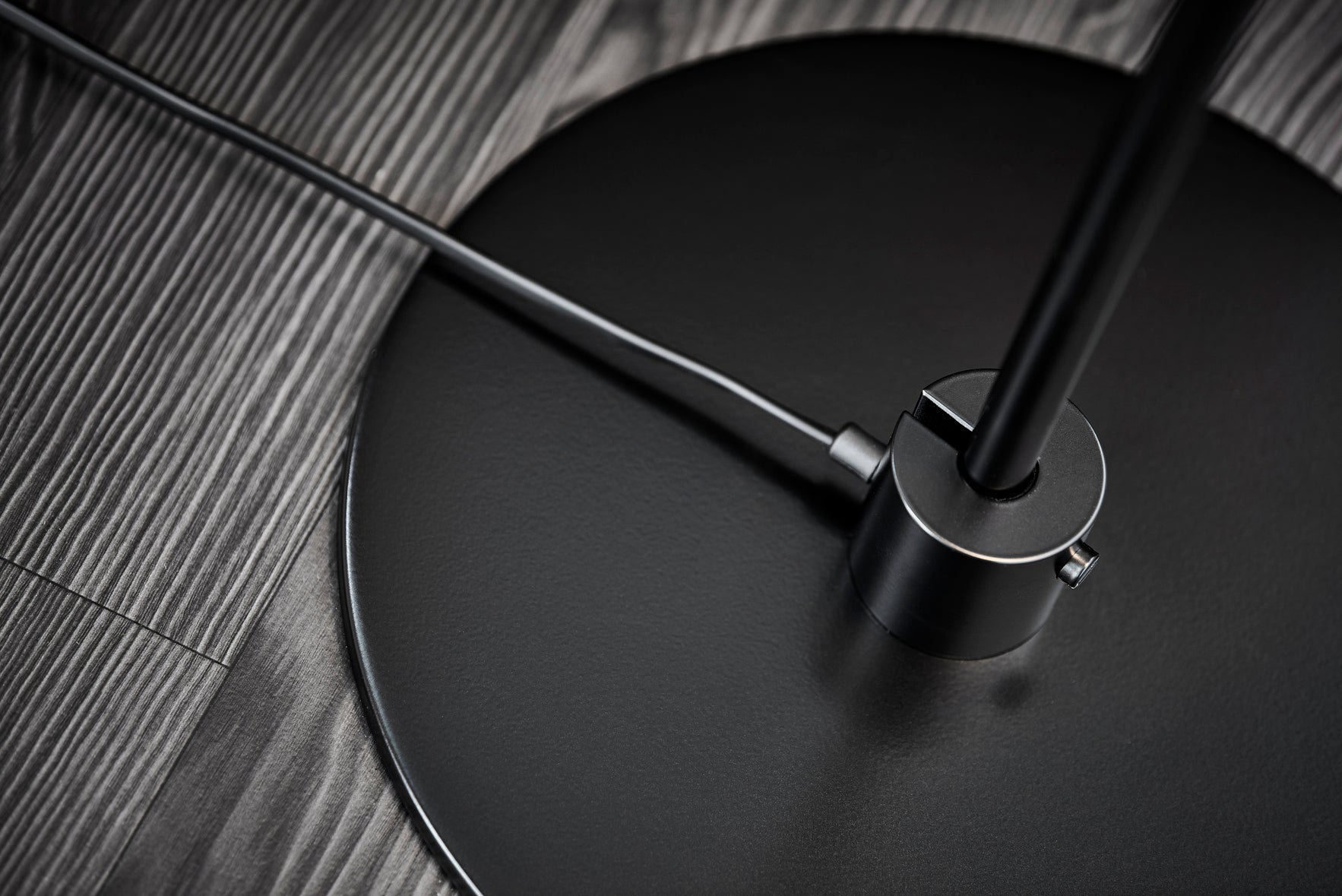 Stojací lampa MODEL 368 bílá s černým podstavcem