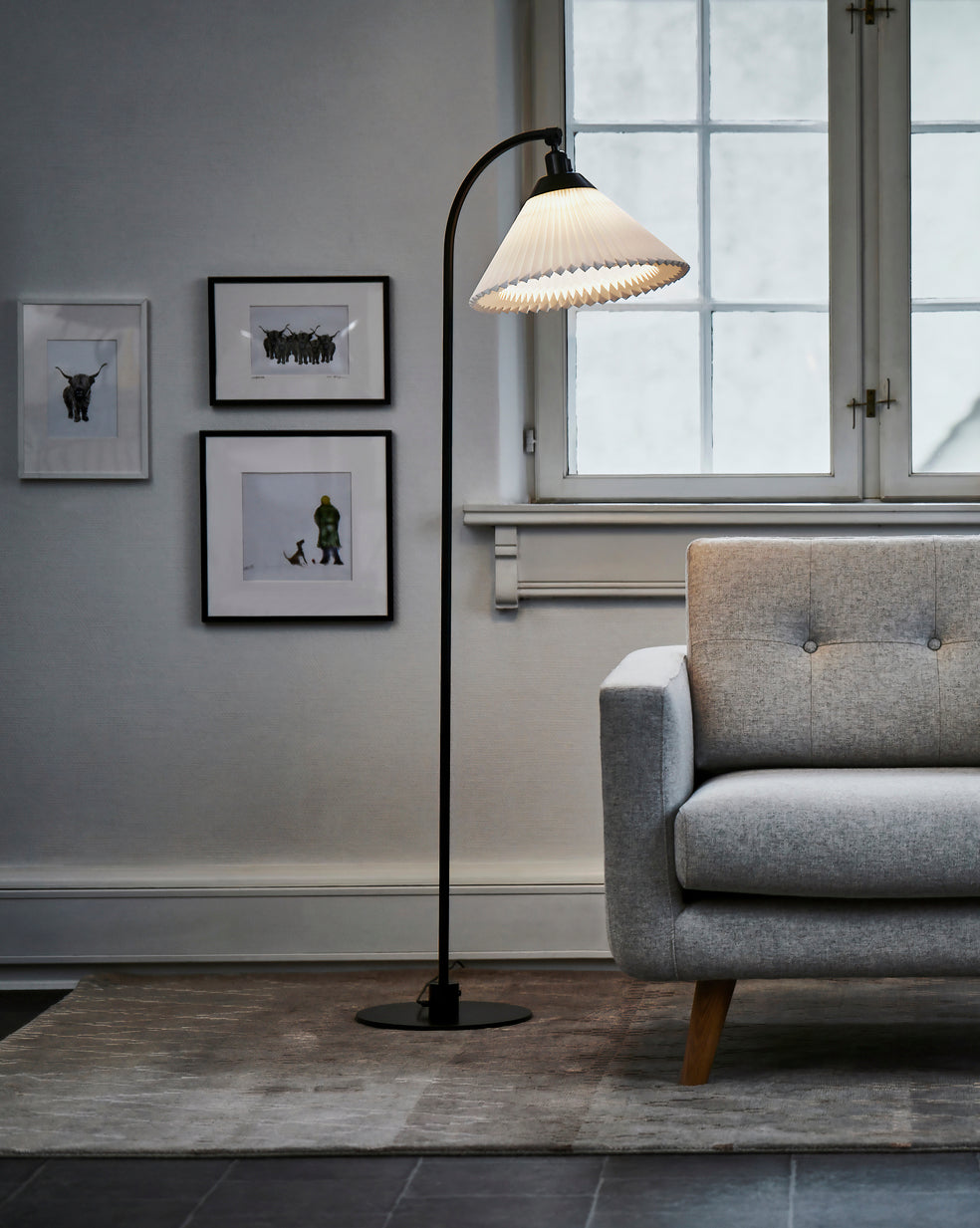 Stojací lampa MODEL 368 bílá s černým podstavcem