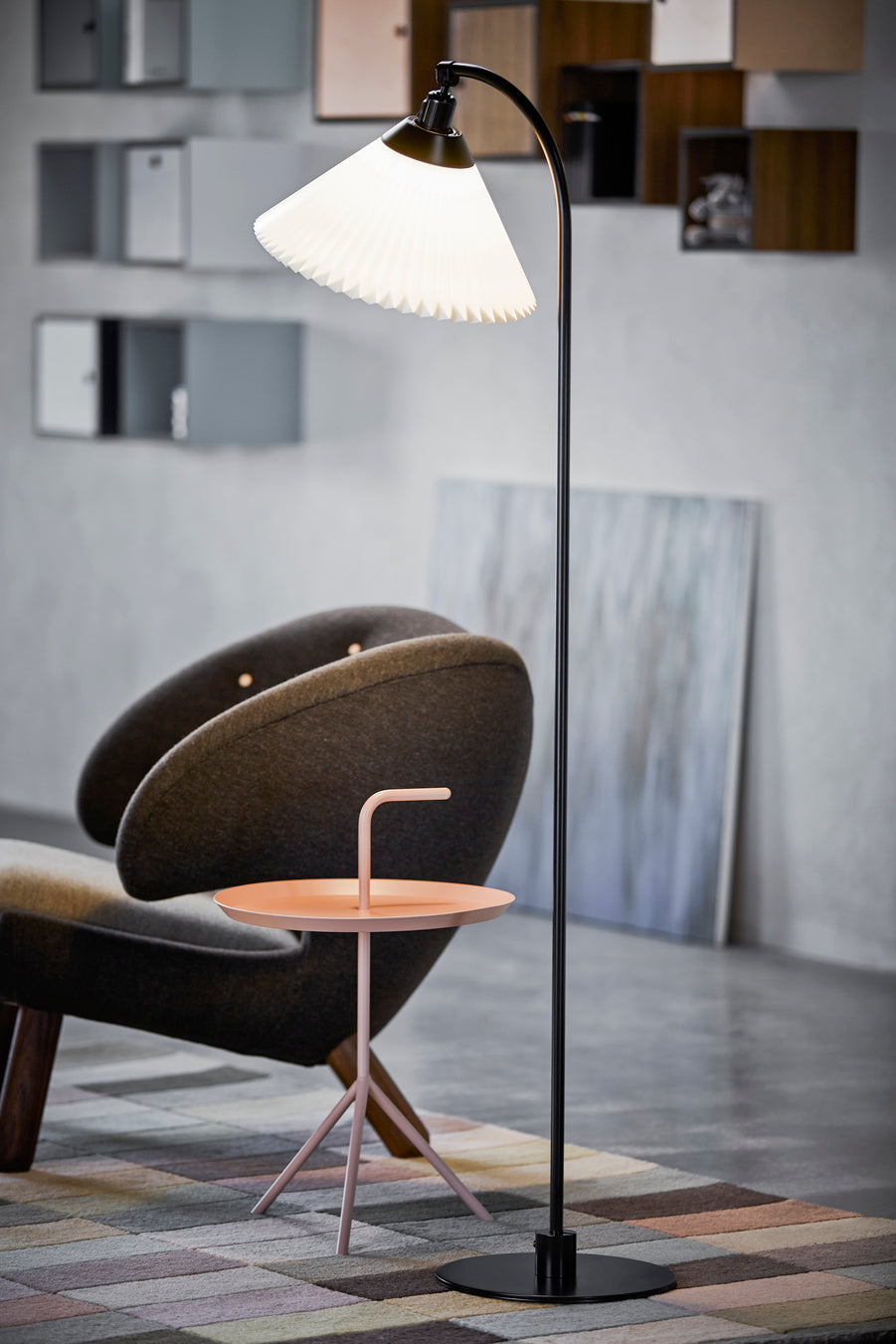 Stojací lampa MODEL 368 bílá s černým podstavcem