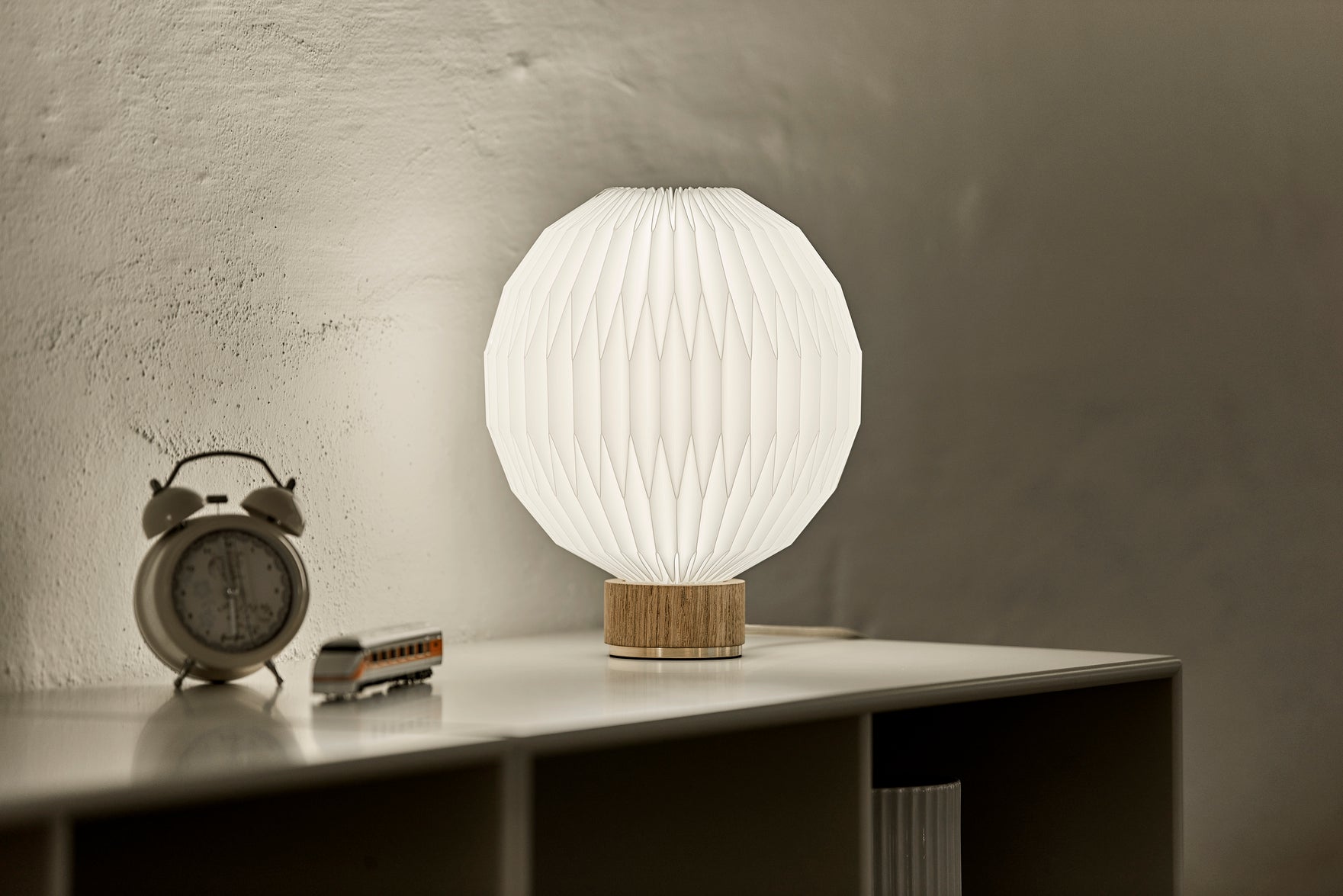 Stolní lampa MODEL 375 bílá s jasně dubovým podstavcem