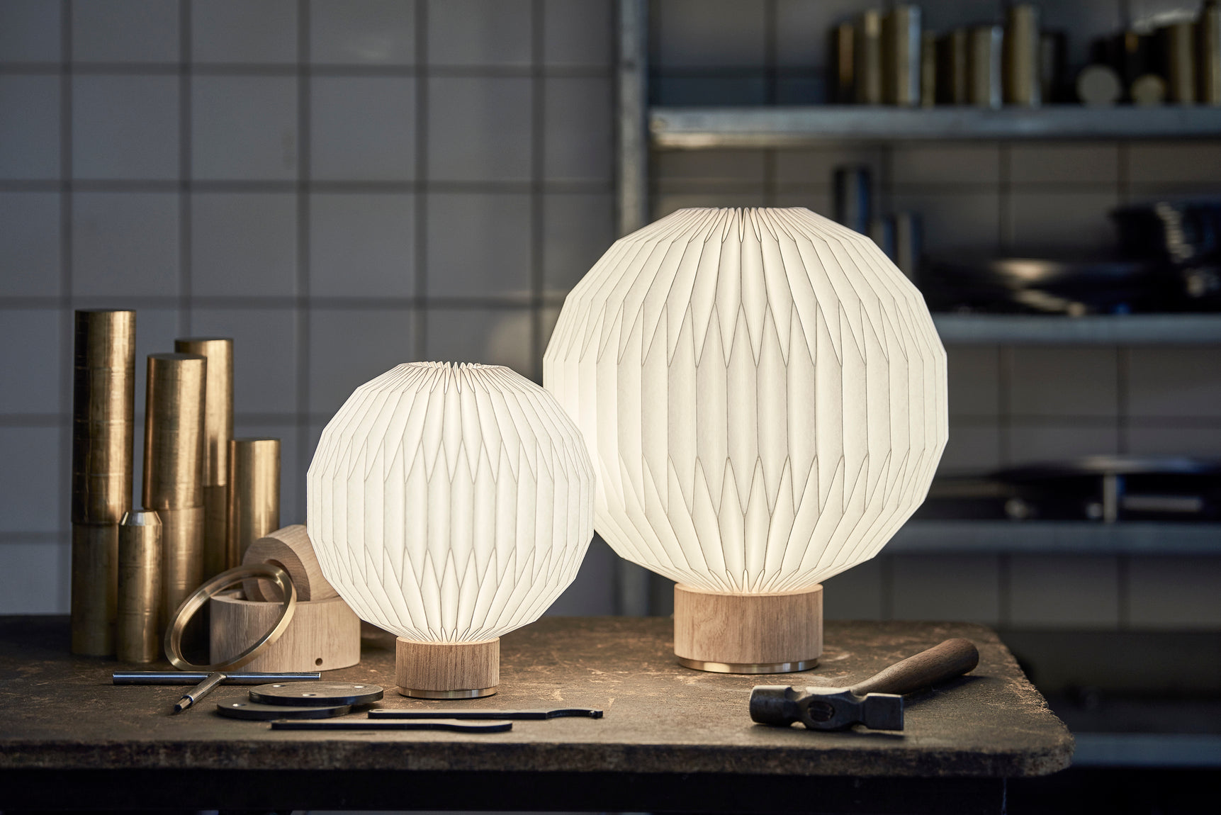 Stolní lampa MODEL 375 bílá s jasně dubovým podstavcem