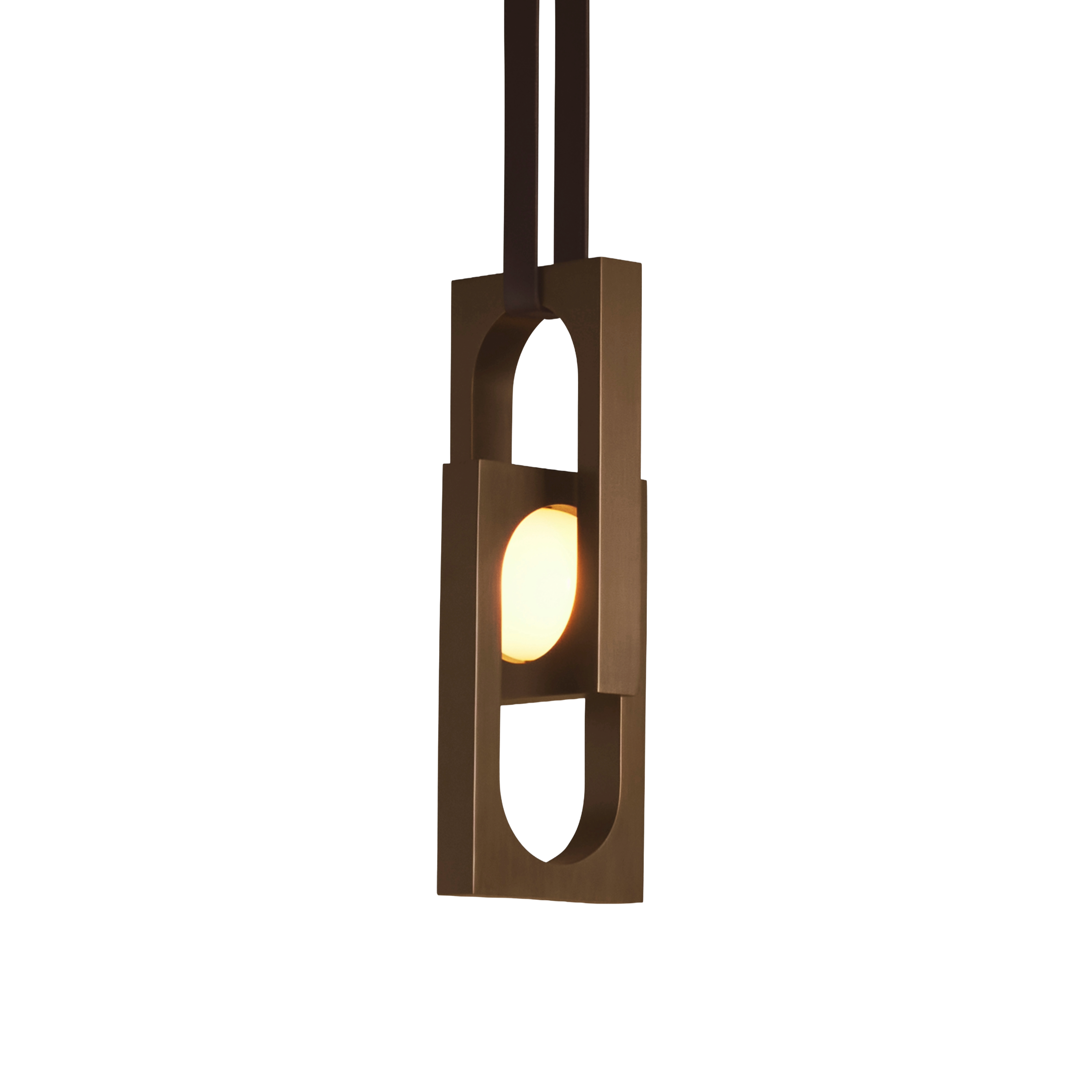 Lampa visící MYTHOS DUO s opálovým stínidlem a černěným mosazným detailem.