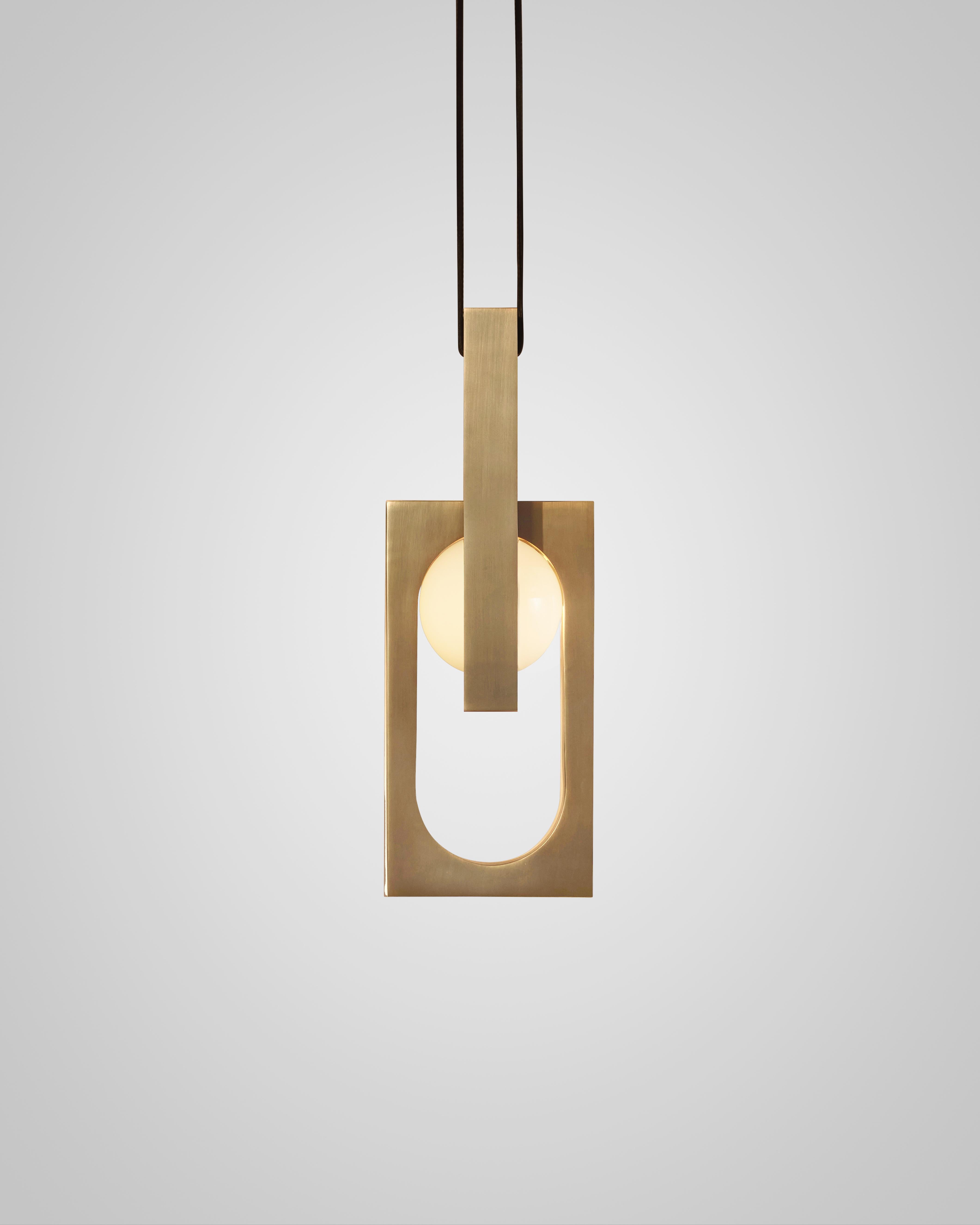 Lampa visící MYTHOS DUO s opálovým stínidlem a mosaznými detaily.