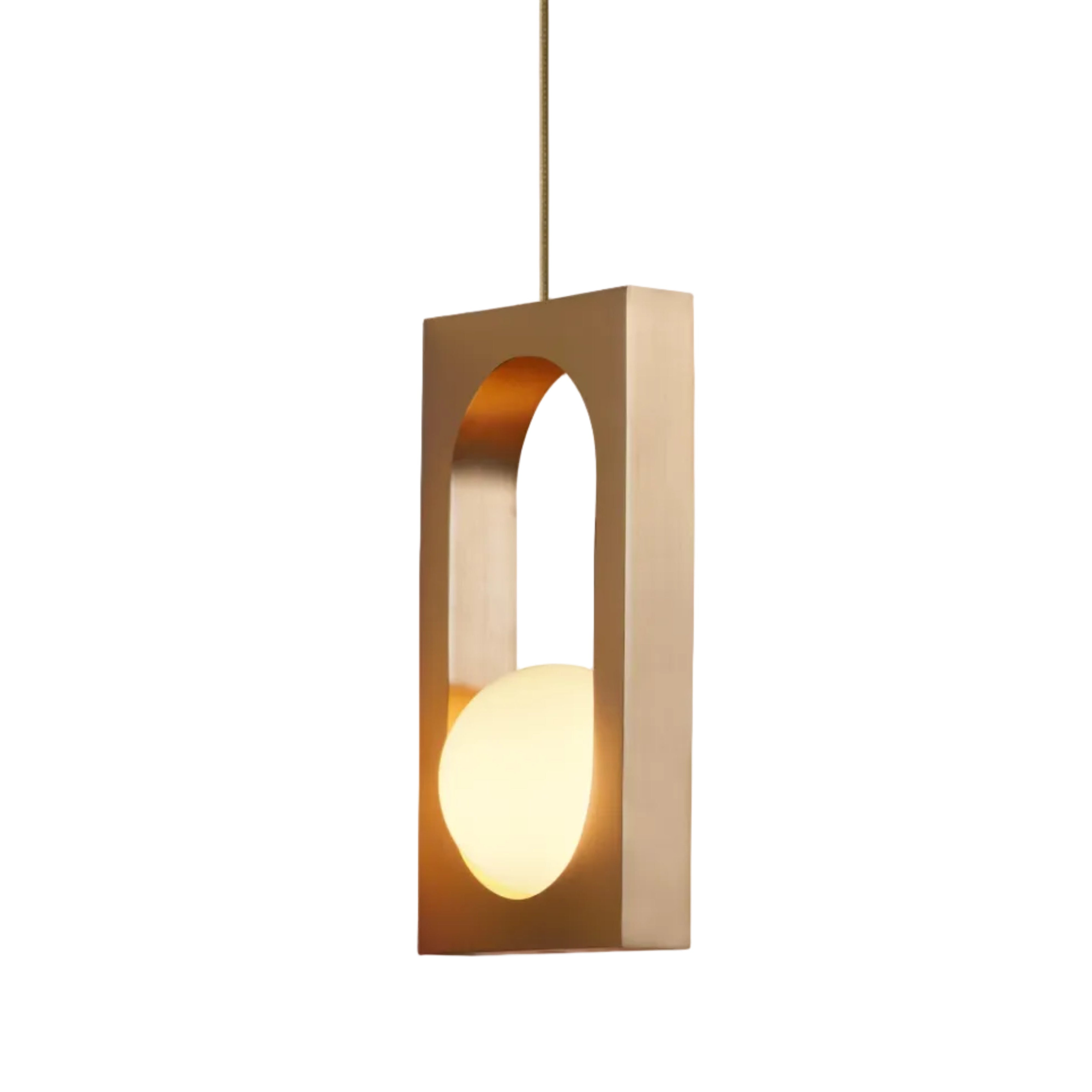 Lampa visící MYTHOS s opálovým stínidlem a mosaznými detaily