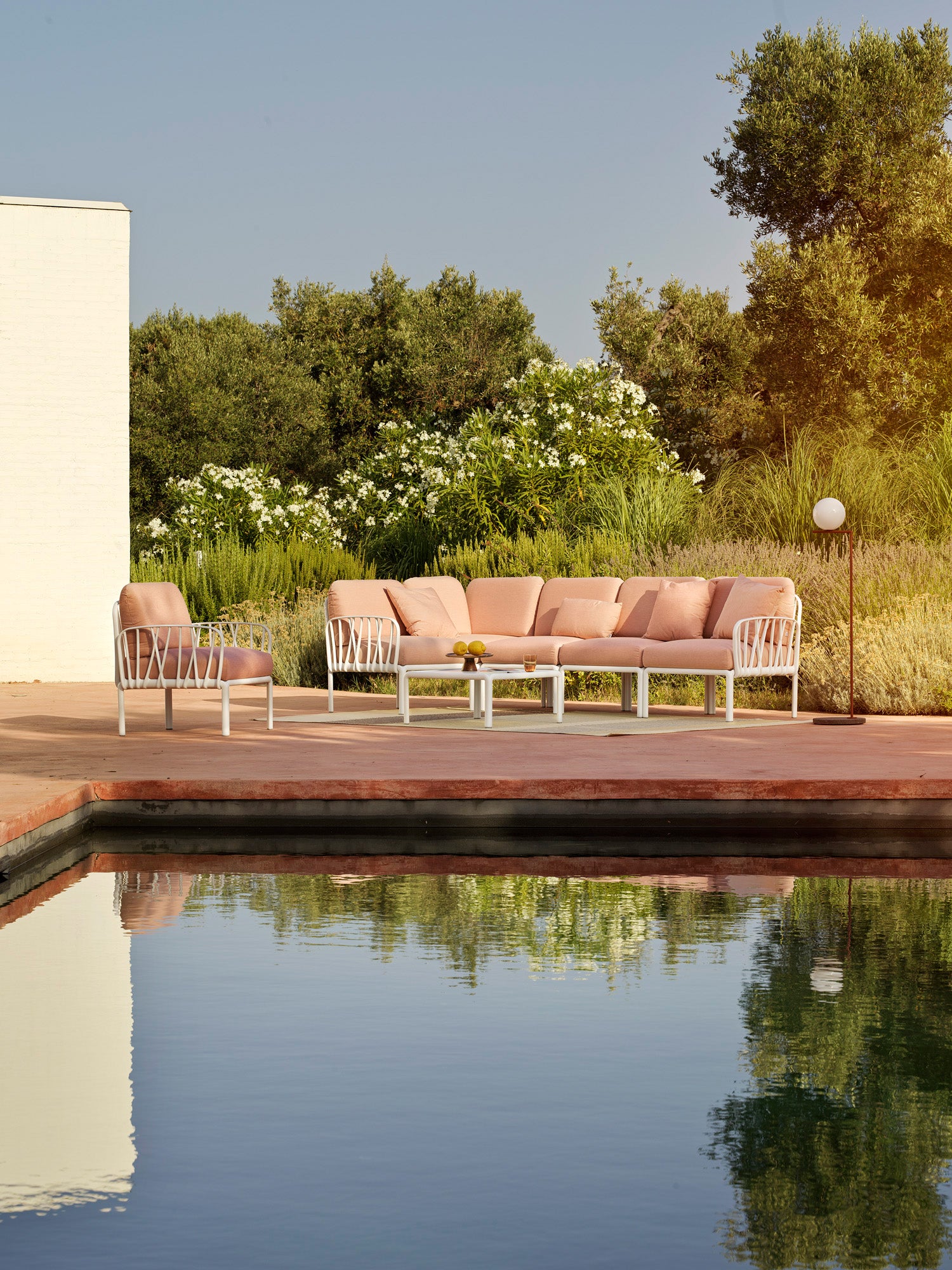 Modulární venkovní rohová sedačka KOMODO 5 béžová Sunbrella® s antracitovým podstavcem