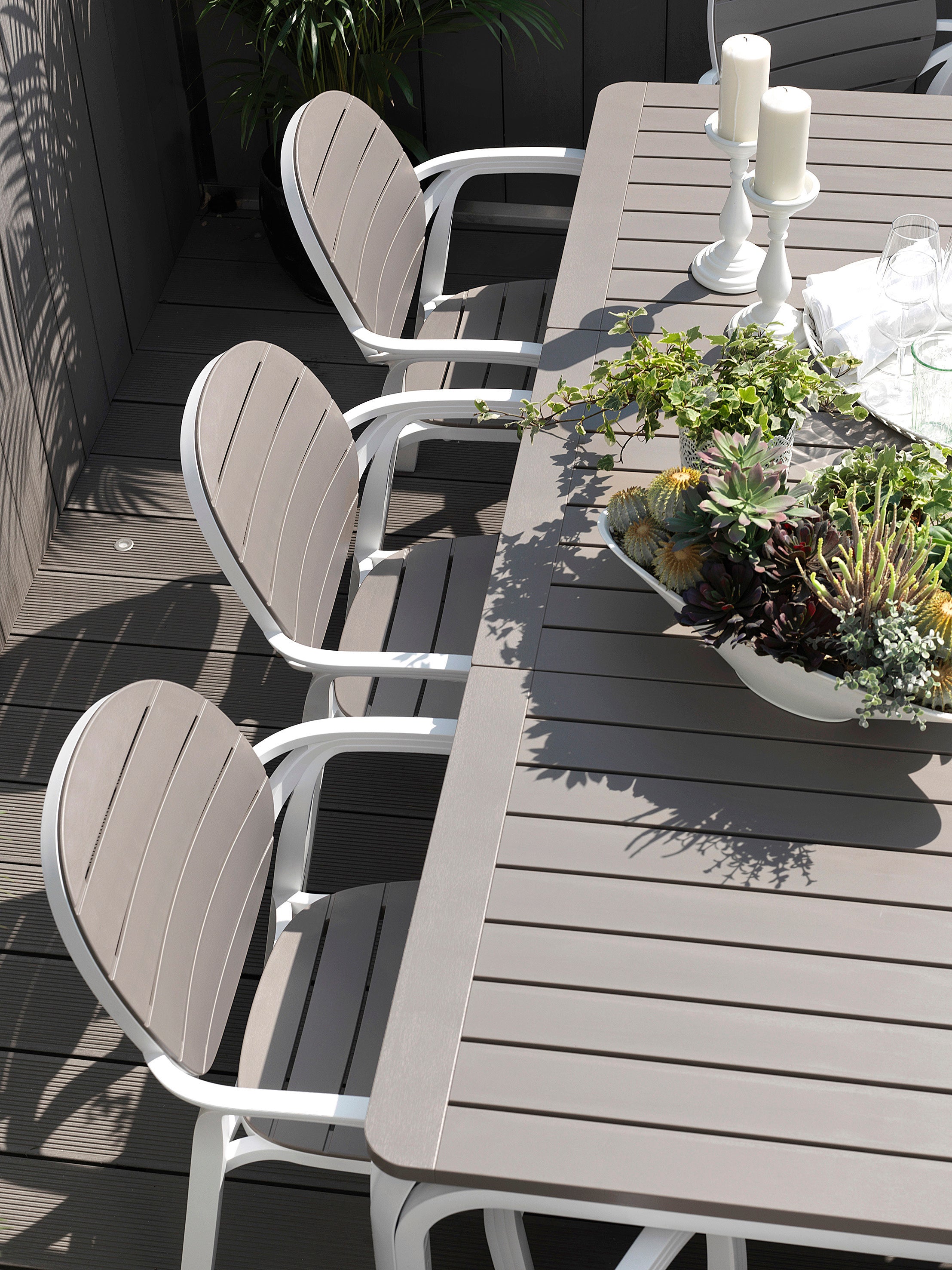 ALLORO taupe extendable outdoor table with white base