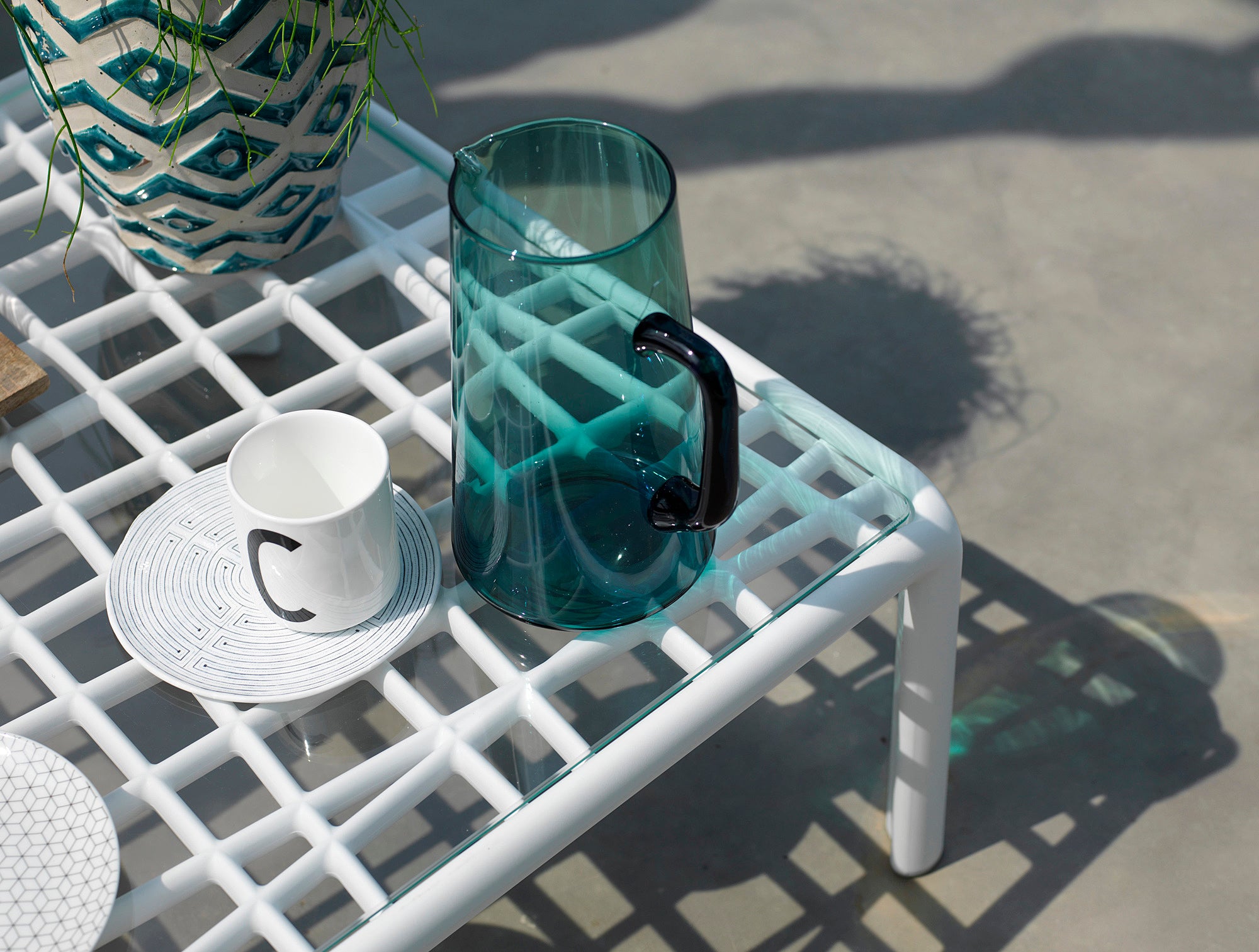 Bílý čtvercový venkovní konferenční stolek KOMODO