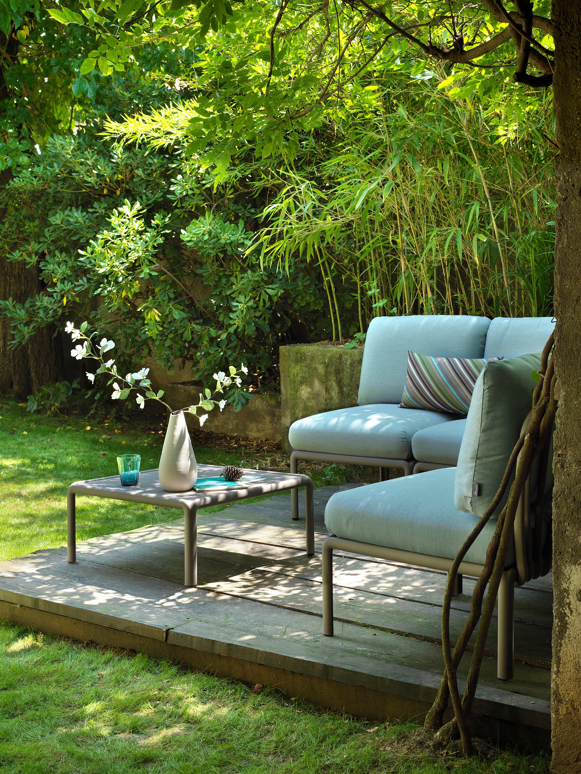 Bílý čtvercový venkovní konferenční stolek KOMODO