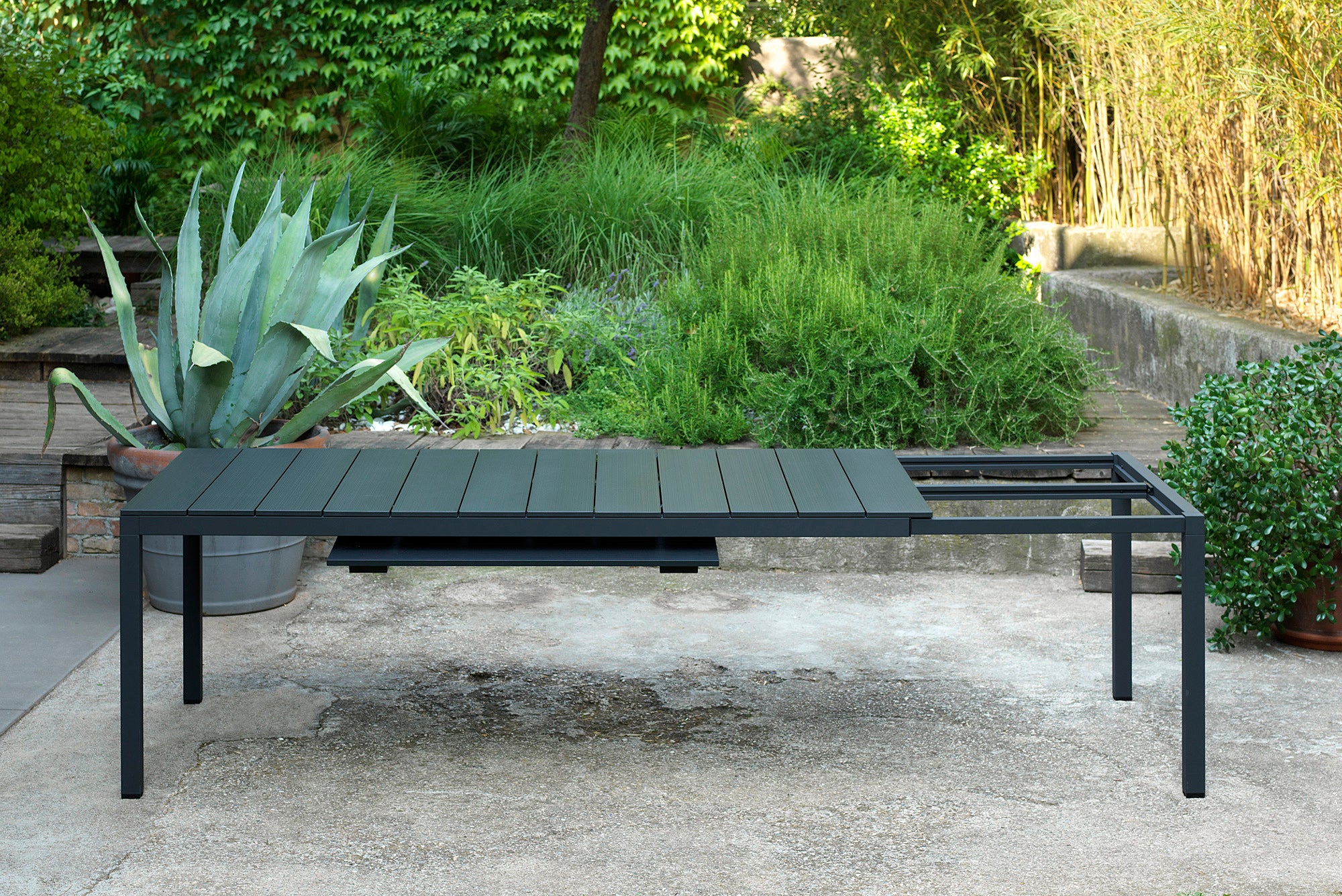 RIO anthracite extendable outdoor table