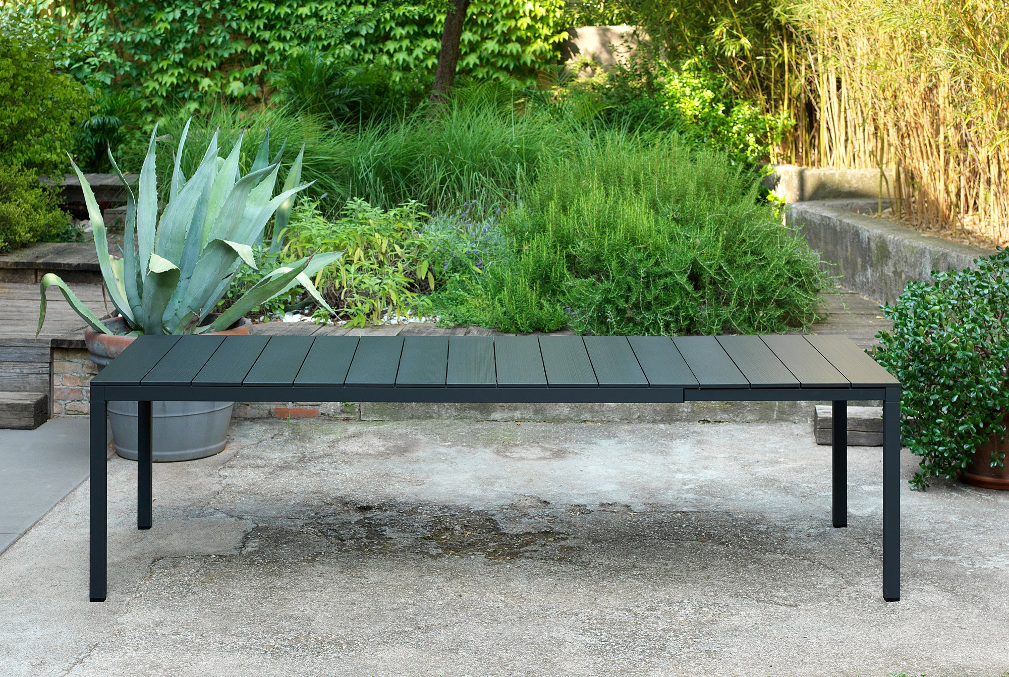 RIO anthracite extendable outdoor table