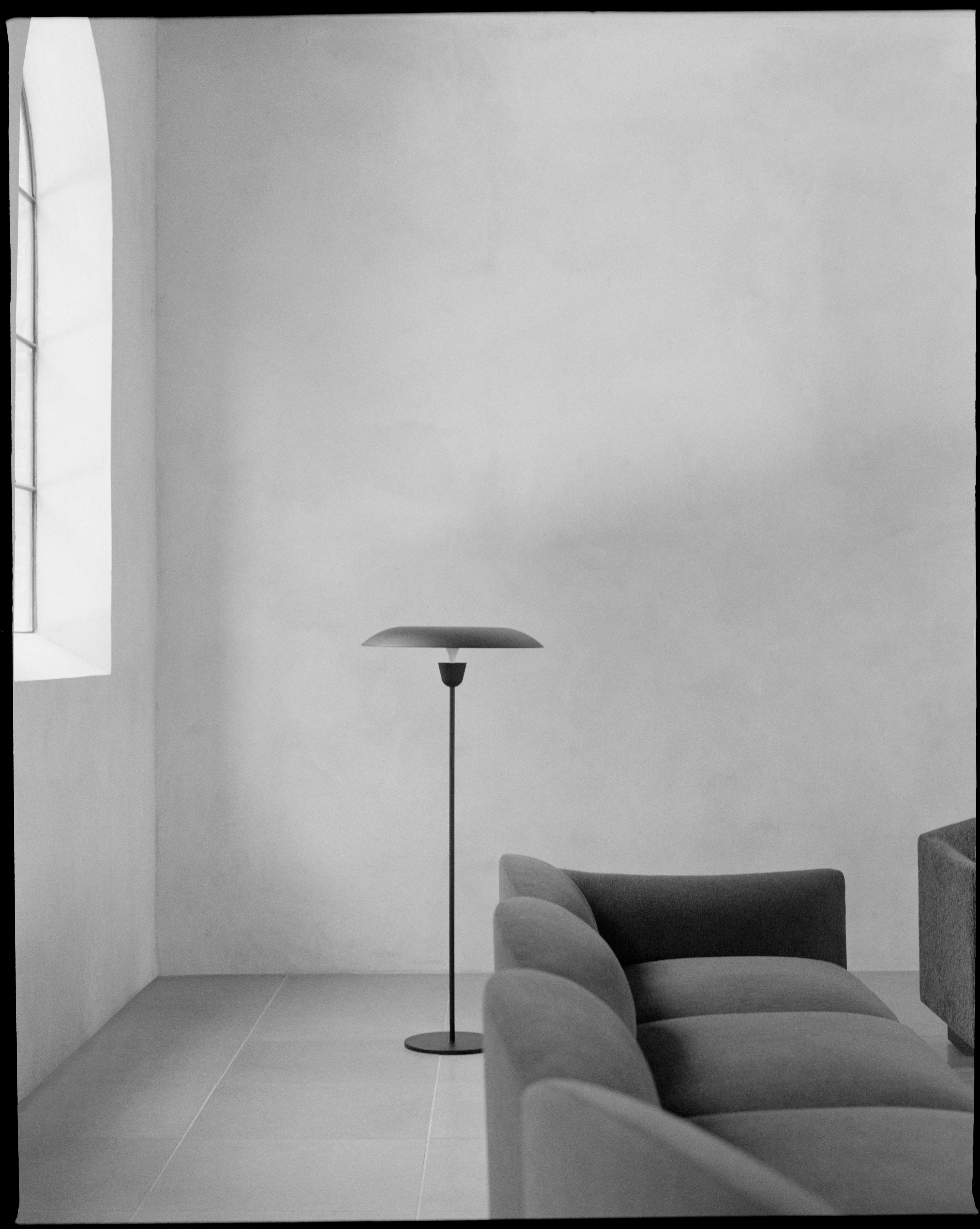 Stojací lampa KANTARELL černá s bílým povrchem
