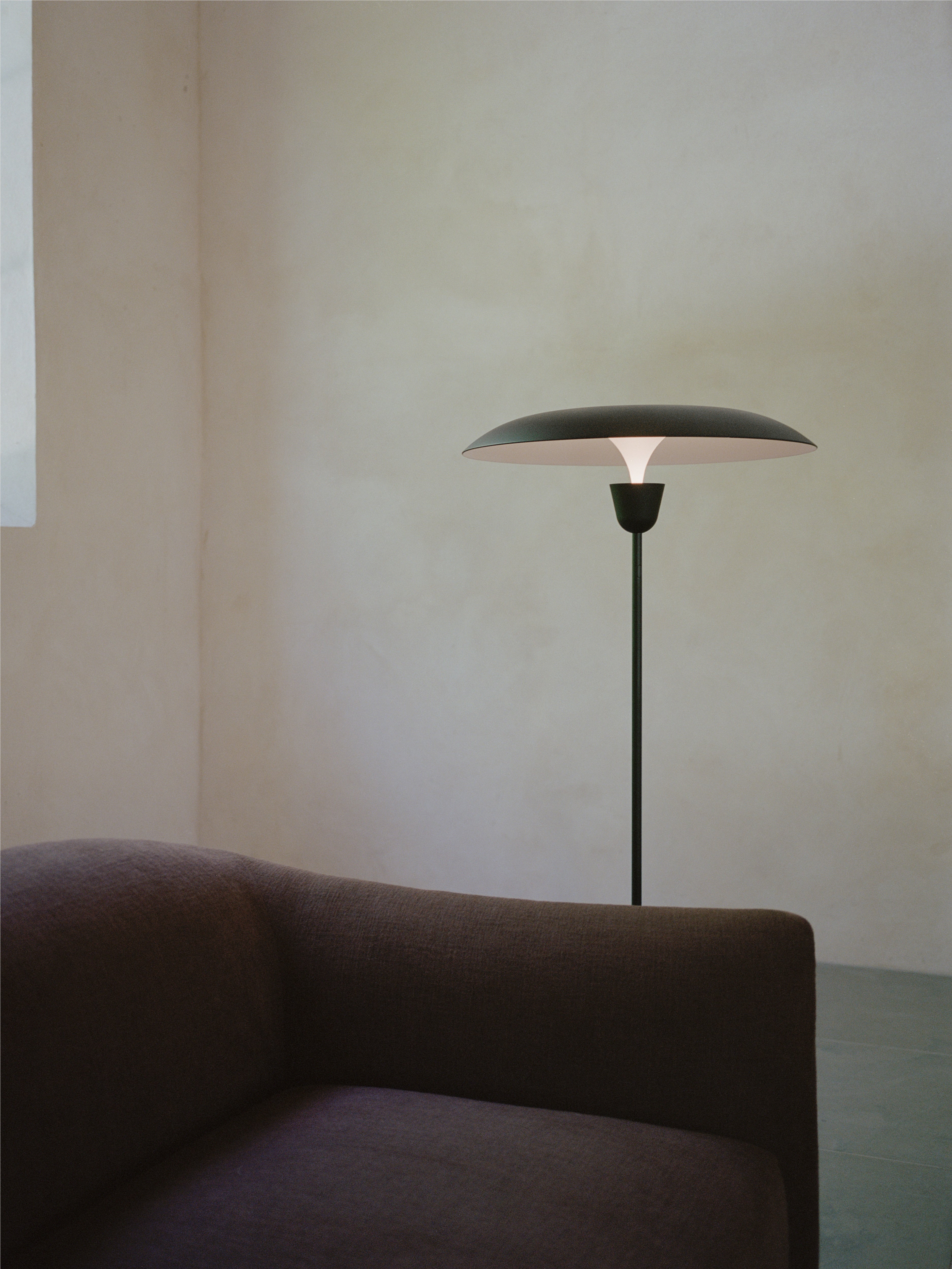 Stojací lampa KANTARELL černá s bílým povrchem