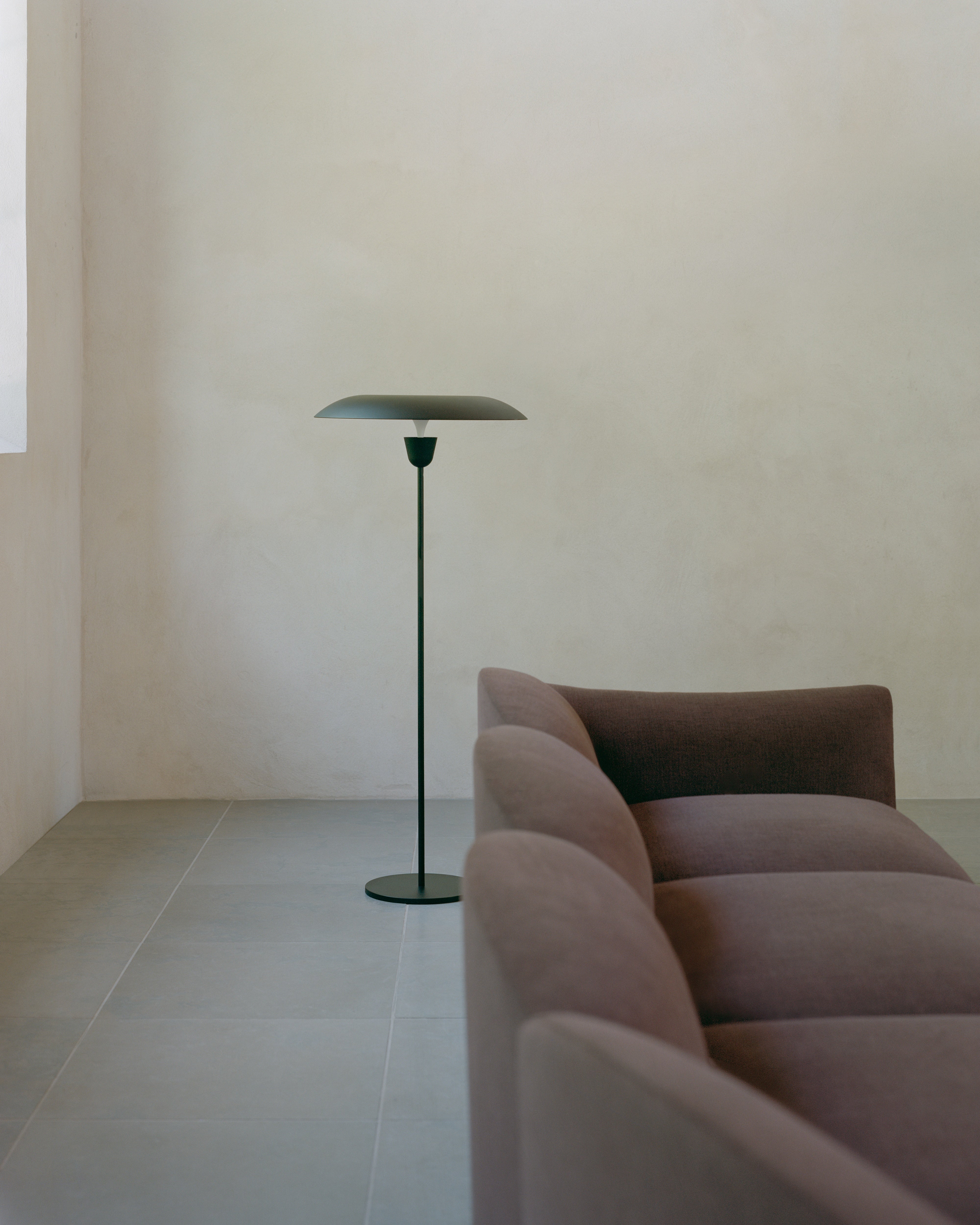 Stojací lampa KANTARELL černá s bílým povrchem
