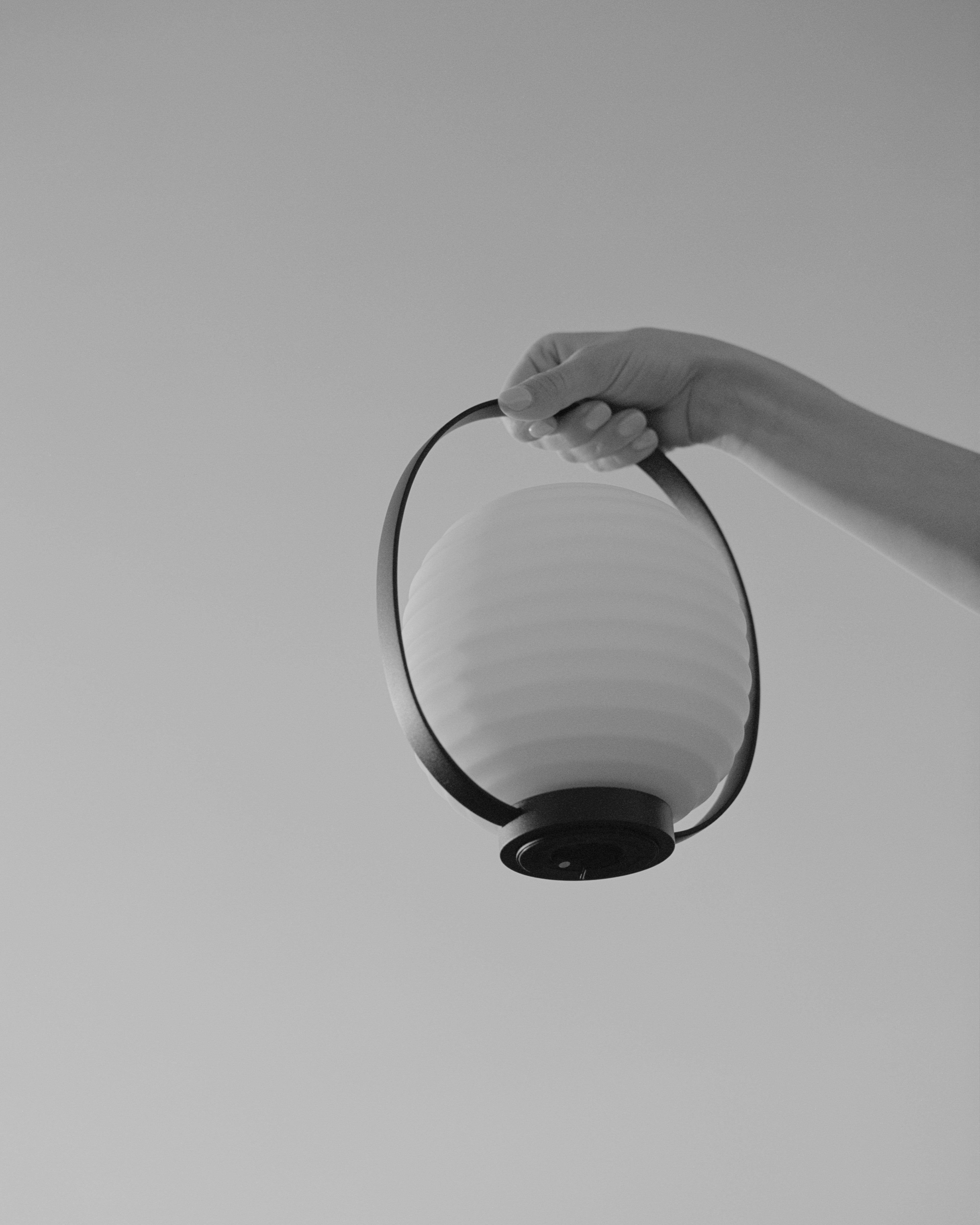 Přenosná lampa LANTERN bílá s černým držadlem