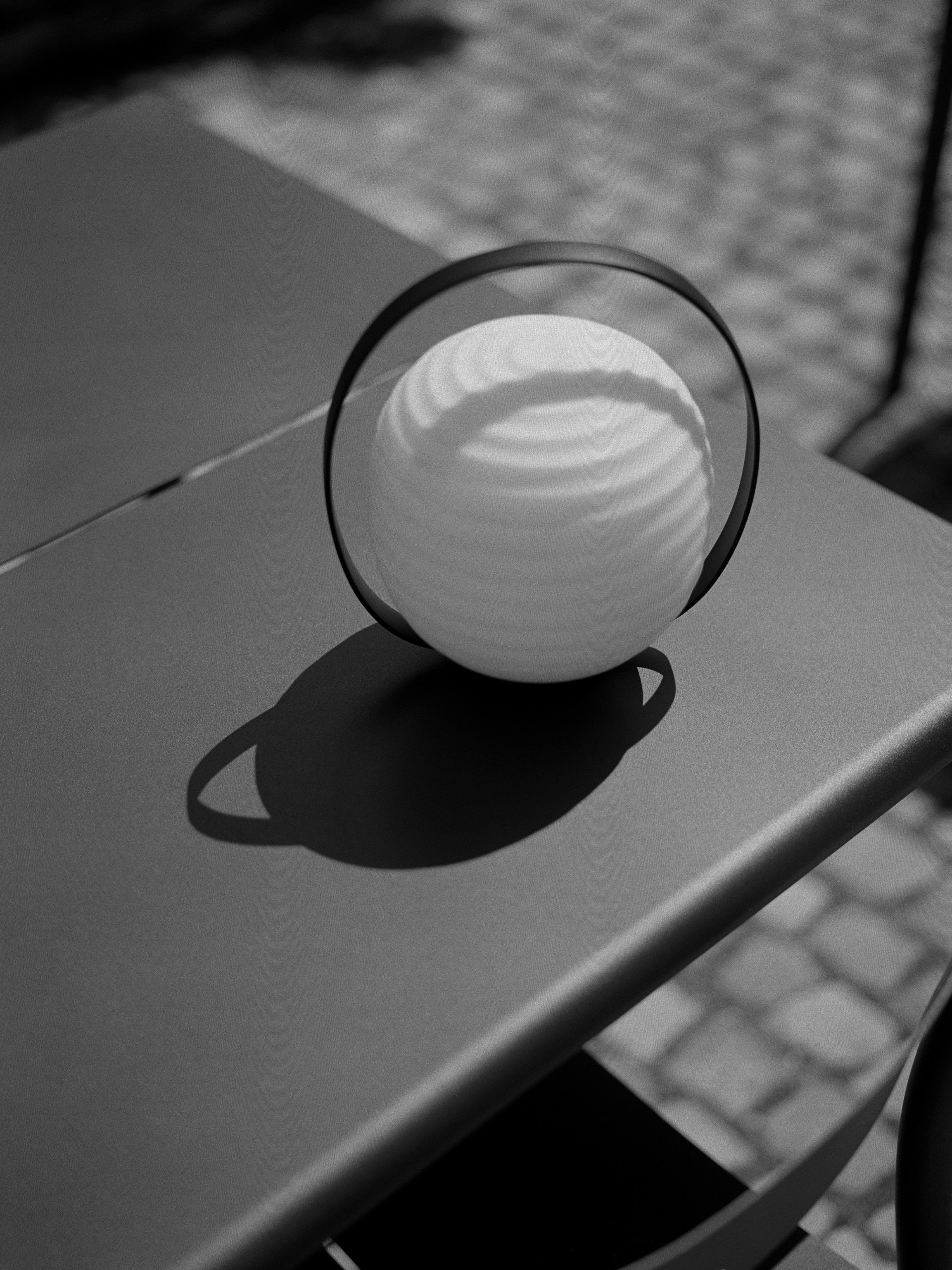 Přenosná lampa LANTERN bílá s černým držadlem