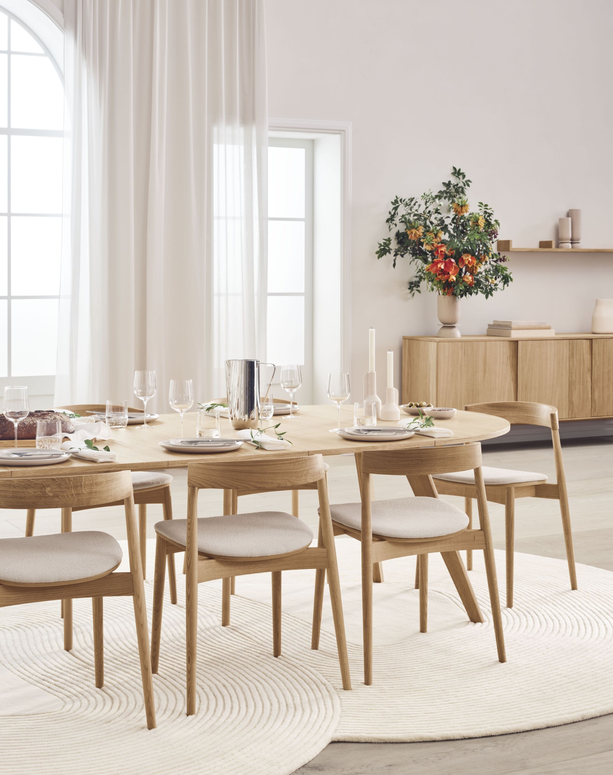 Kredenc SILENT dřevěný z dubu s černým podstavcem