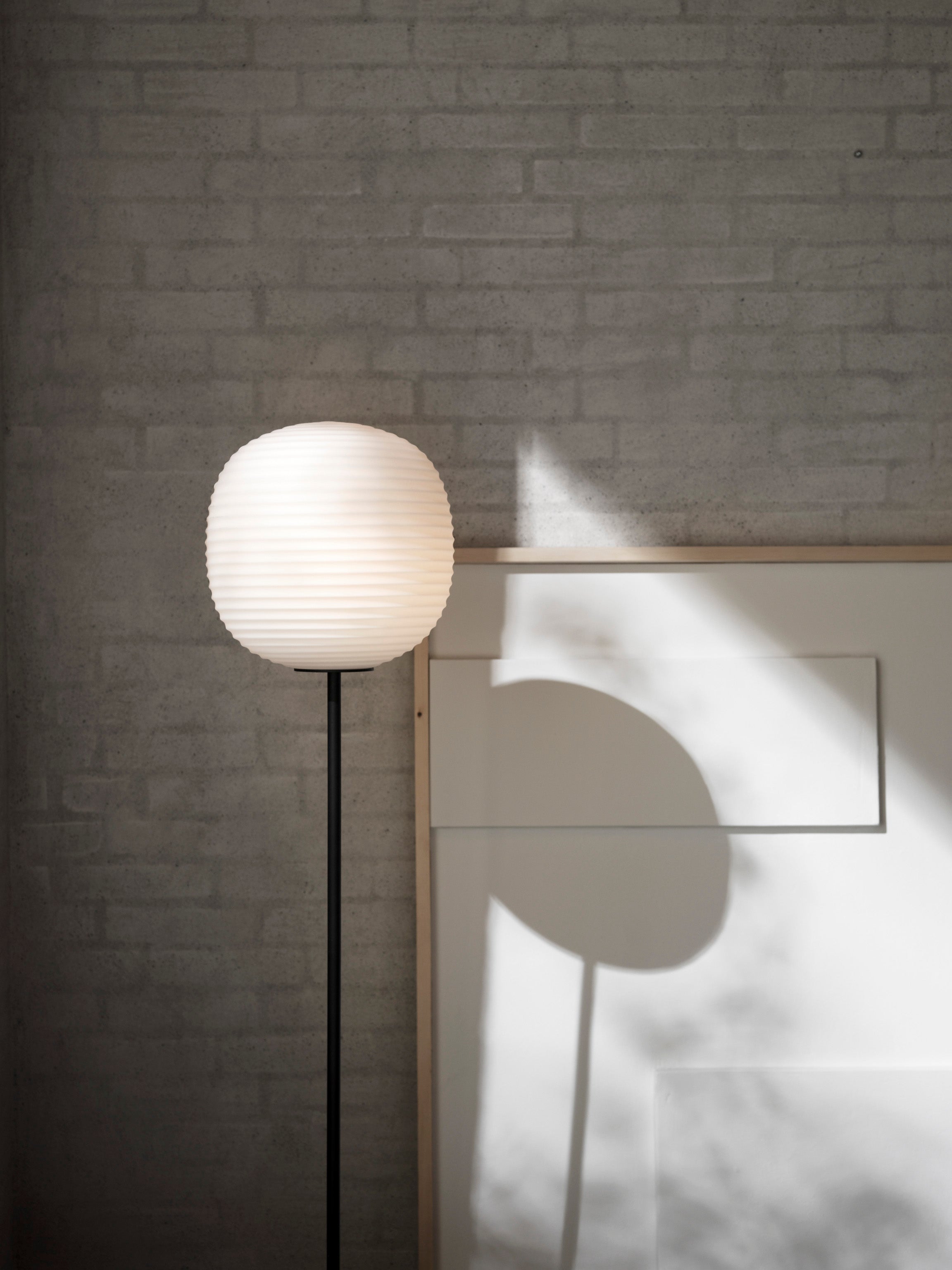 Stojací lampa LANTERN bílá s černým podstavcem
