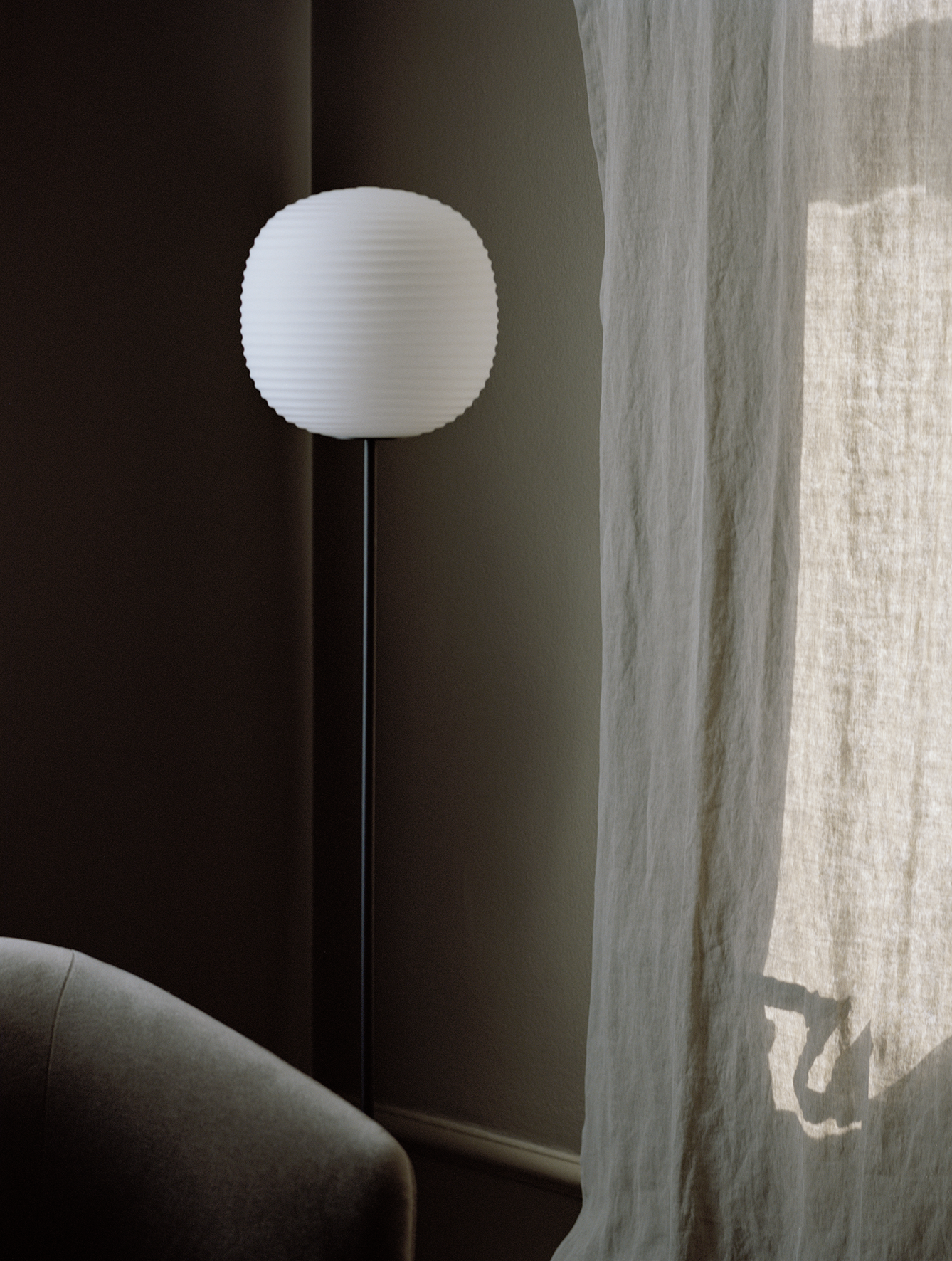 Stojací lampa LANTERN bílá s černým podstavcem