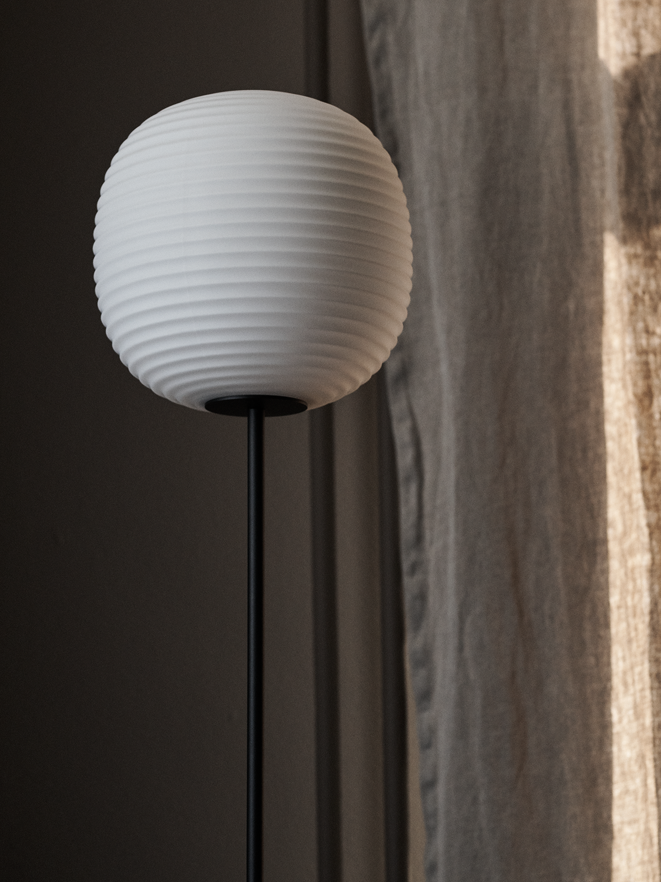 Stojací lampa LANTERN bílá s černým podstavcem