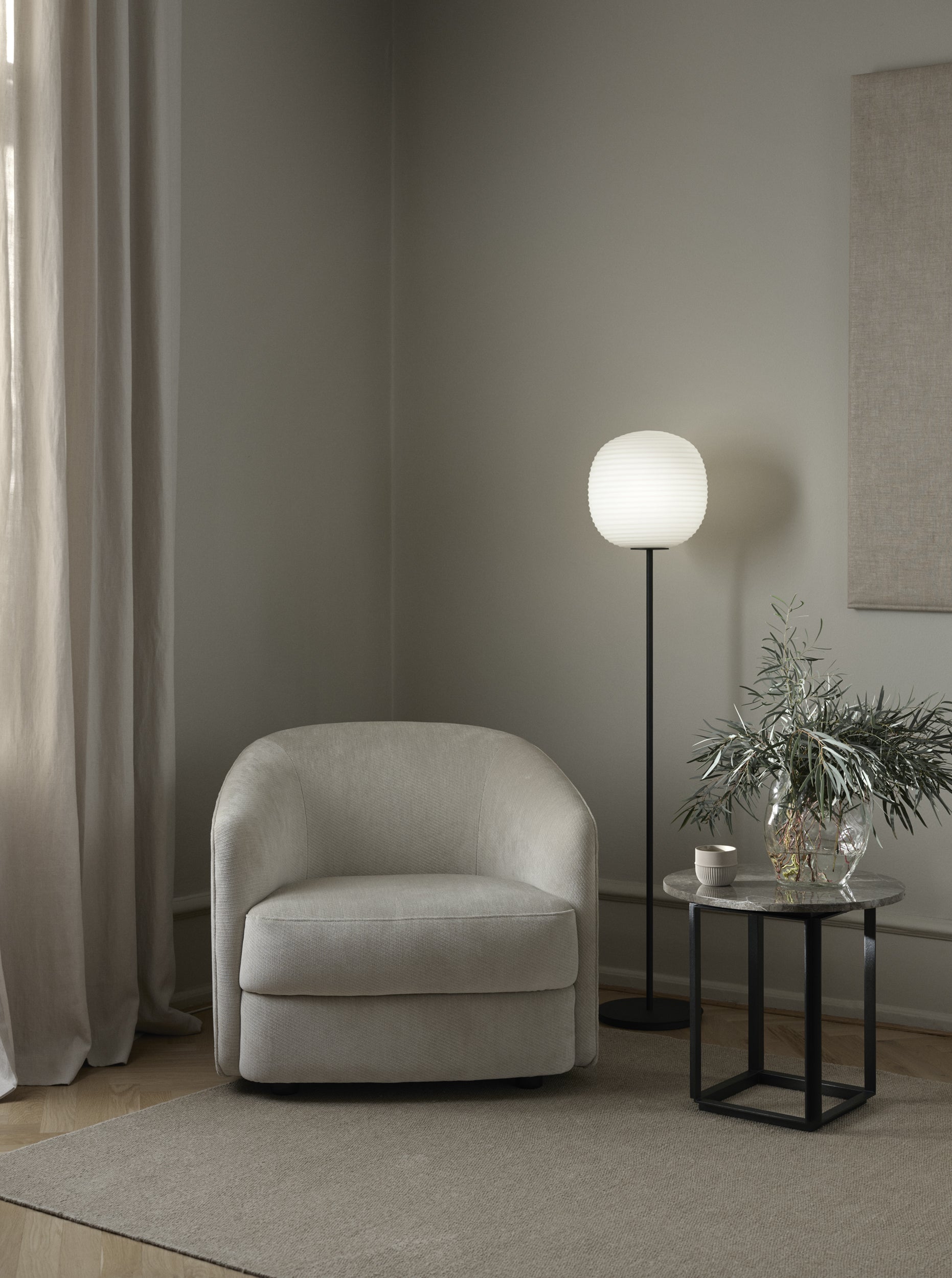 Stojací lampa LANTERN bílá s černým podstavcem