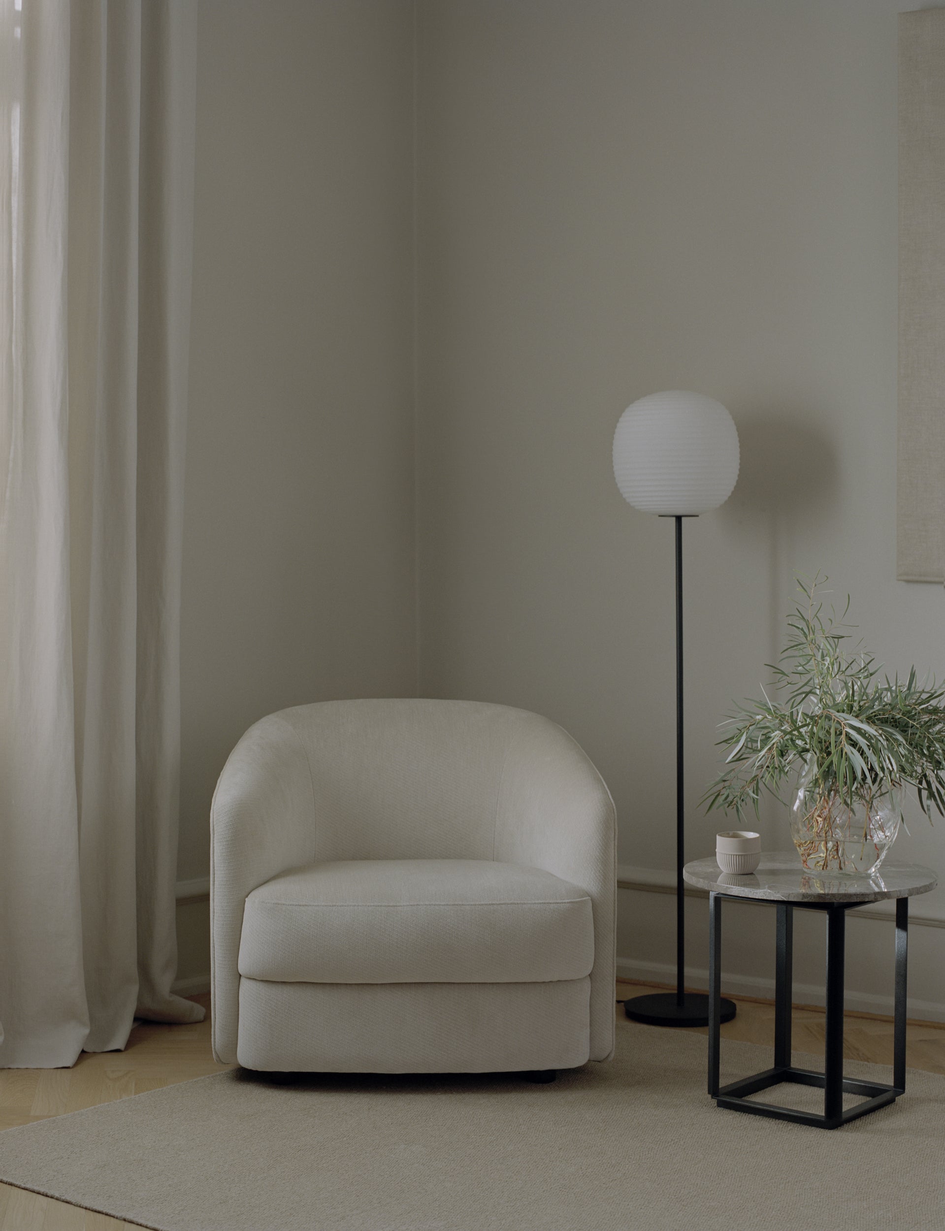 Stojací lampa LANTERN bílá s černým podstavcem