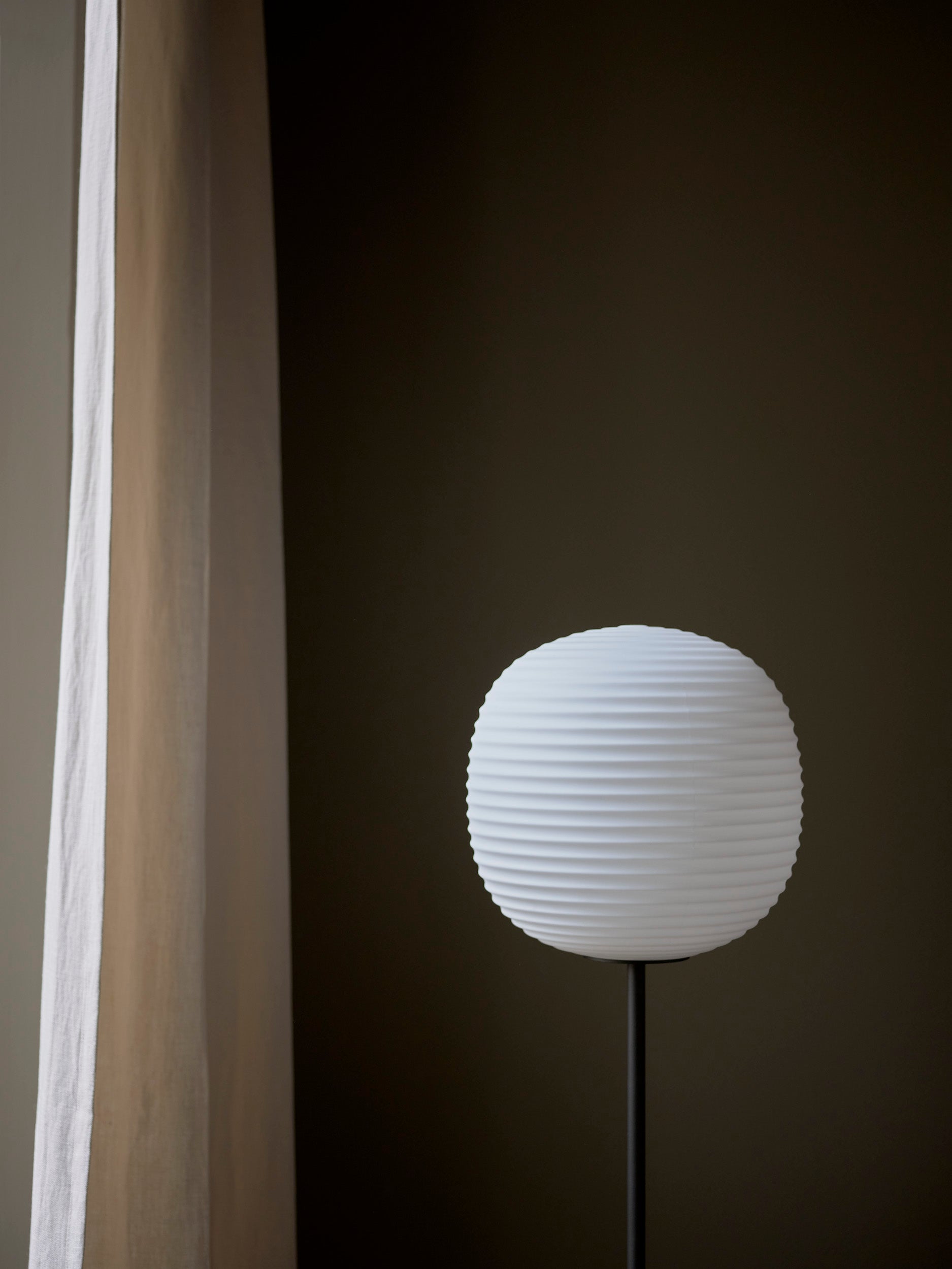 Stojací lampa LANTERN bílá s černým podstavcem