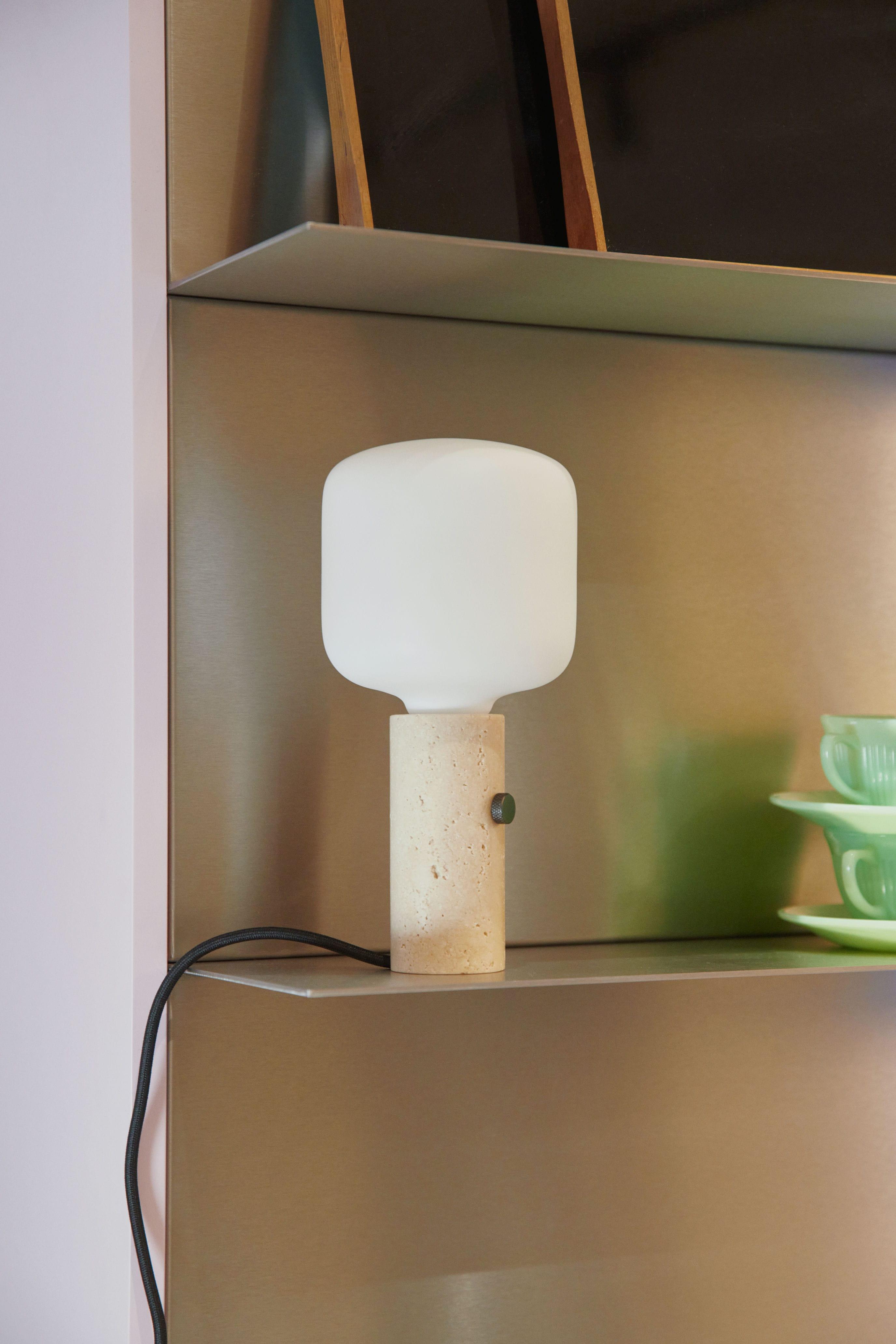 Víceúčelová lampa CORE krémový travertin