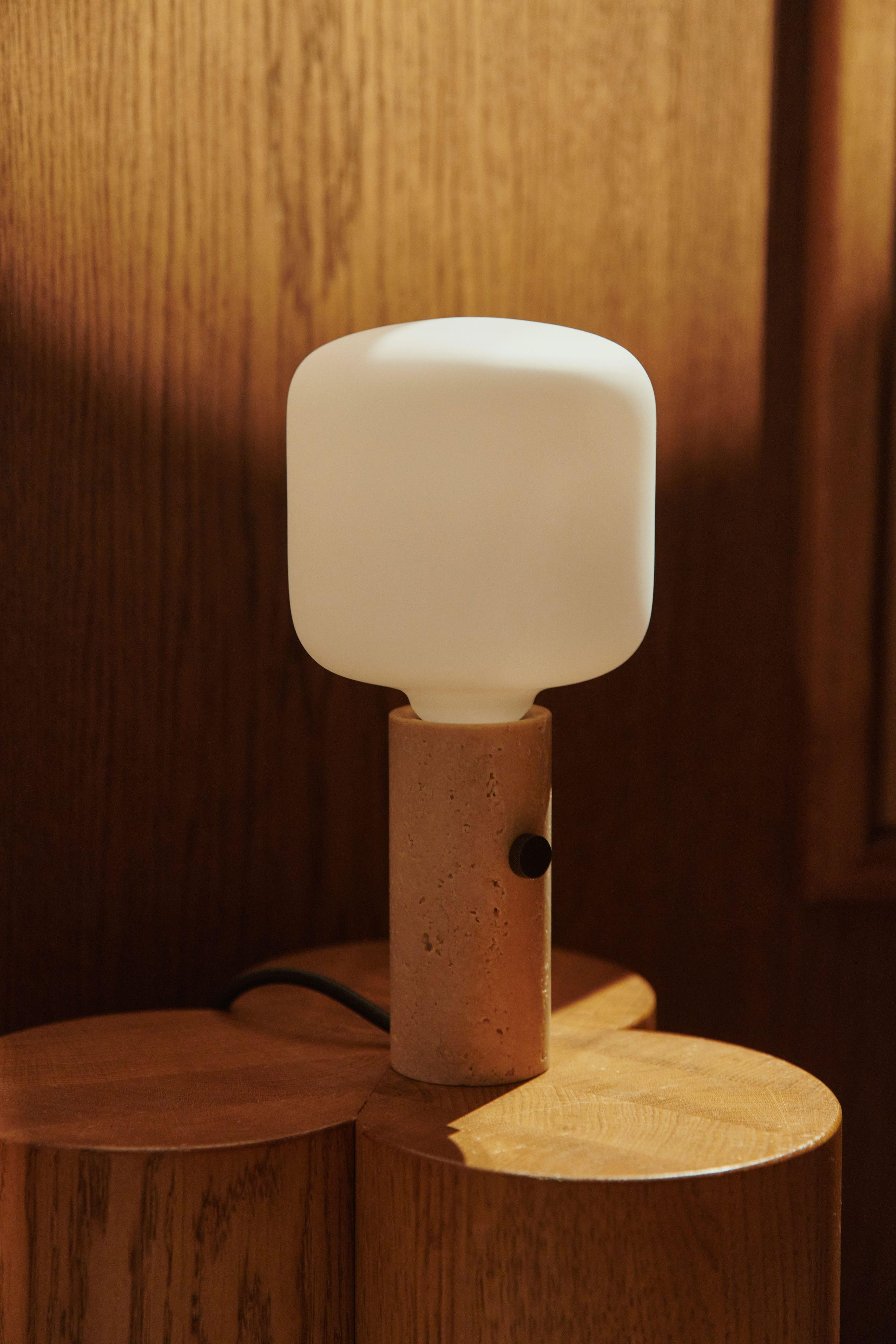 Víceúčelová lampa CORE krémový travertin