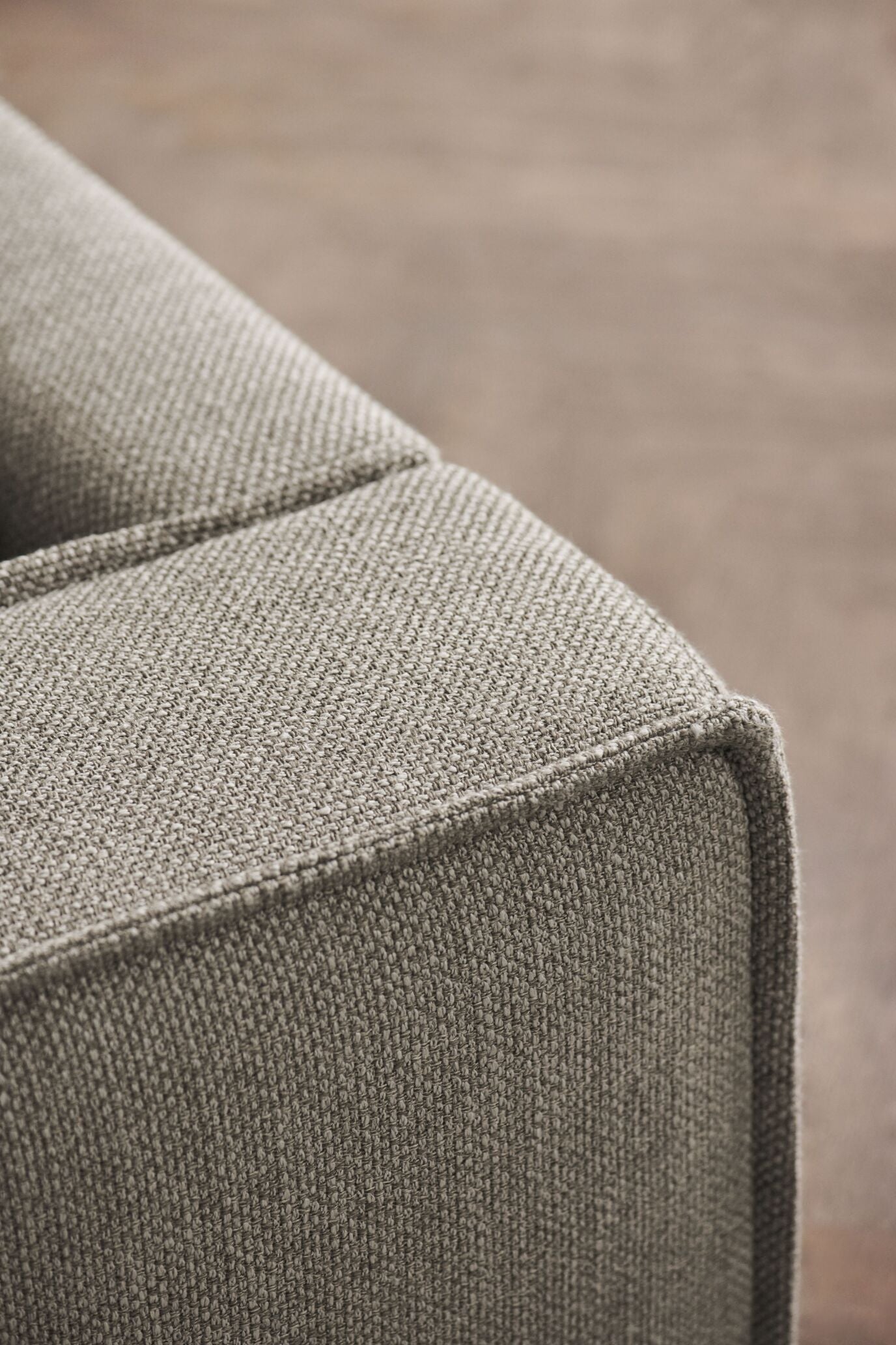 Modulární pohovka NOORA - střední modul s tmavým podstavcem