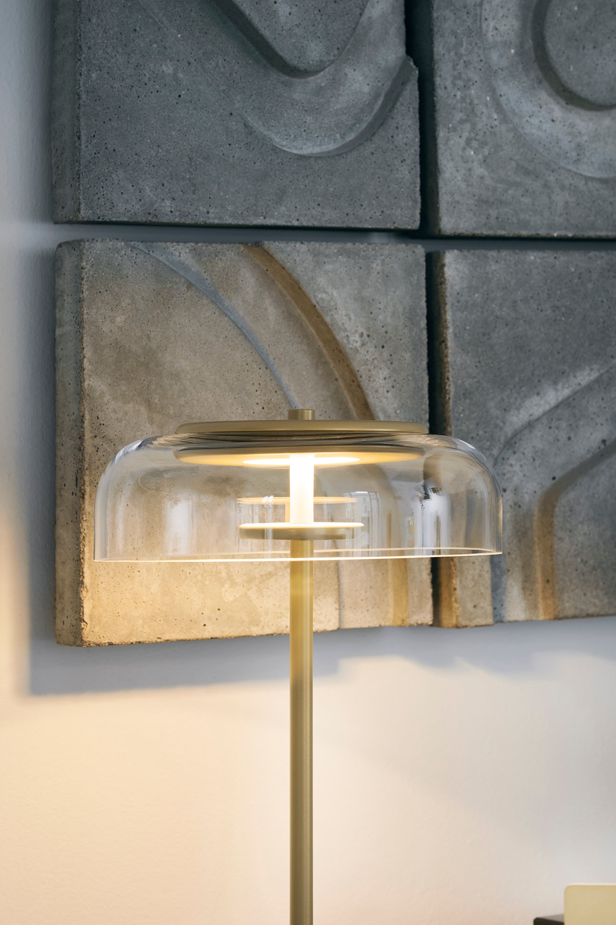 Stolní lampa BLOSSI zlatá s průhledným sklem
